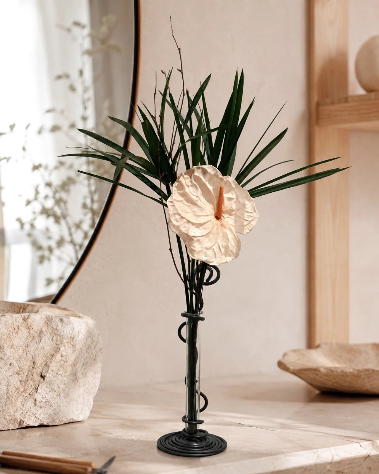 Composizione botanica stabilizzata con anthurium stabilizzato avorio, foglie stabilizzate di papyrus e ramo di betulla in vaso monofiore in fil di ferro fatto a mano e fiala di vetro