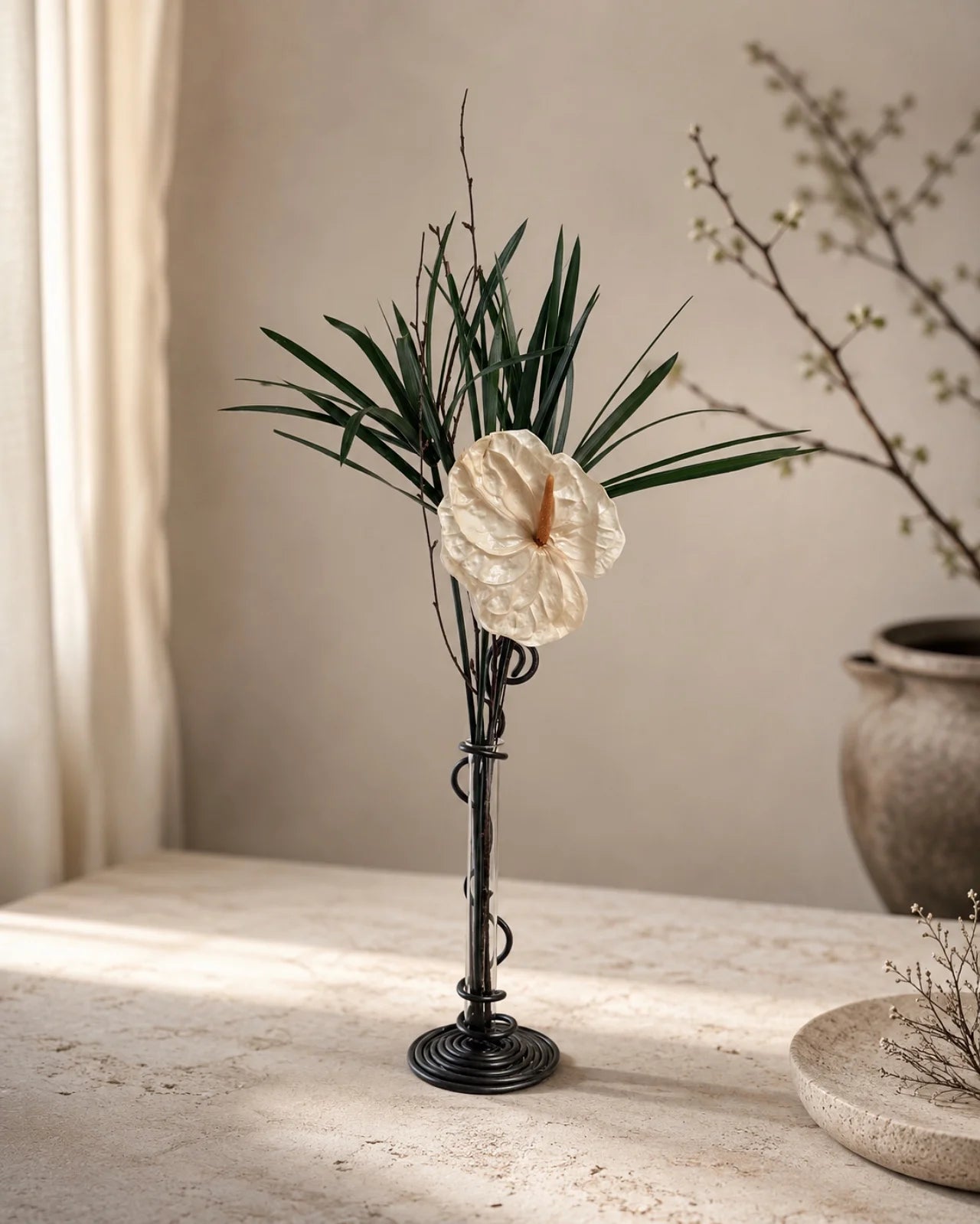Composizione botanica stabilizzata con anthurium stabilizzato avorio, foglie stabilizzate di papyrus e ramo di betulla in vaso monofiore in fil di ferro fatto a mano e fiala di vetro | Io Sono La Luce Roma