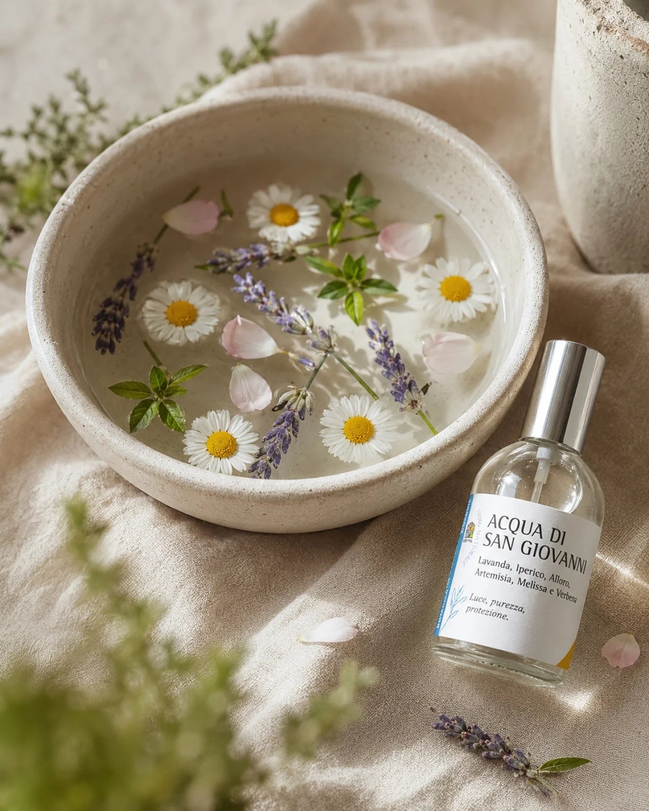 Profumo purificante naturale Acqua di San Giovanni Olfattiva su lino bianco con lavanda fresca aromaterapia
