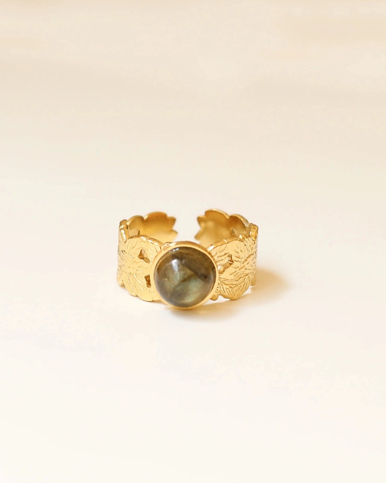 Anello Daphne con Labradorite grigia iridescente e foglie incise