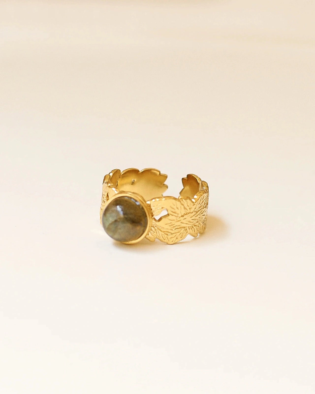 Anello Daphne artigianale made in Paris regolabile con foglie incise e pietra naturale in acciaio inossidabile | Labradorite | Roma