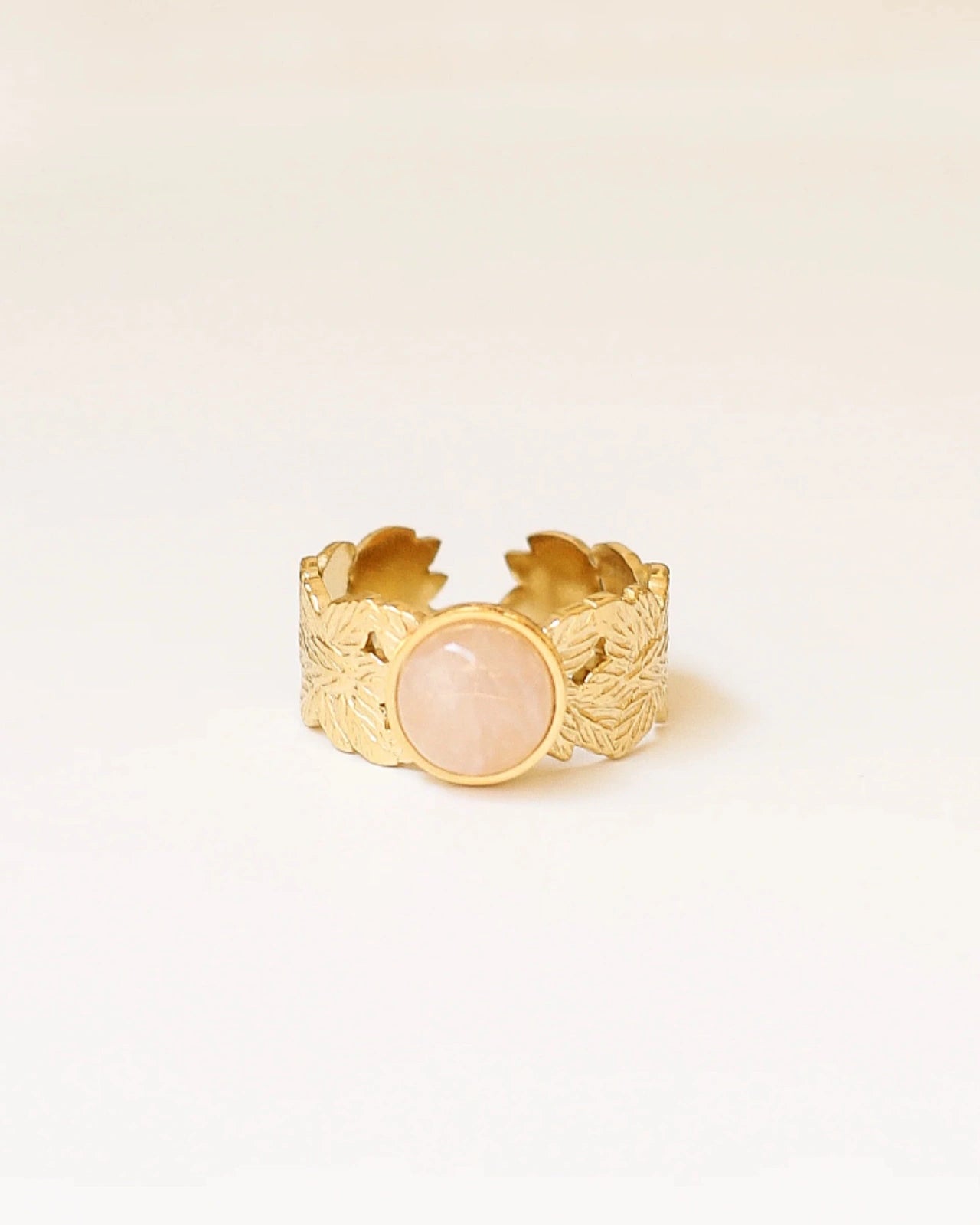 Anello Daphne con Quarzo Rosa e foglie incise pietra dell'amore