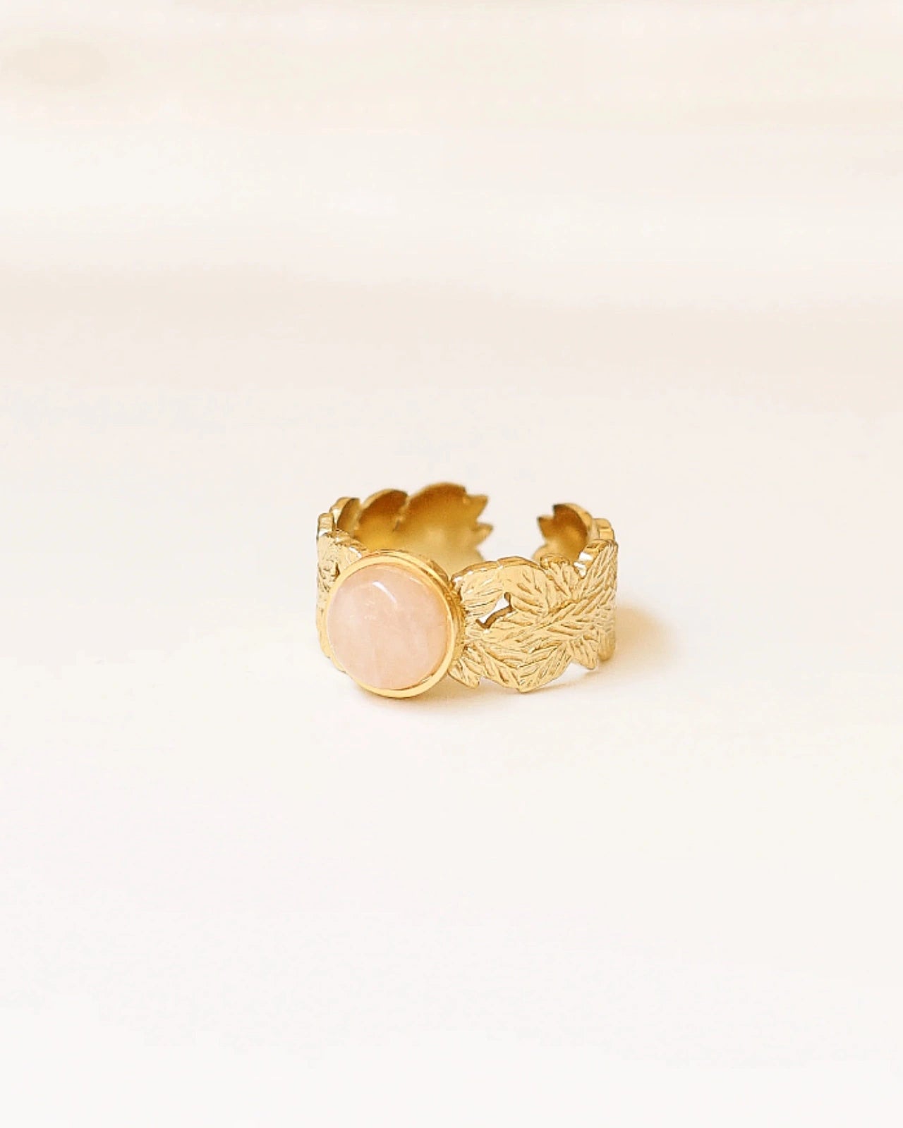 Anello Daphne artigianale made in Paris regolabile con foglie incise e pietra naturale in acciaio inossidabile | Quarzo Rosa | Roma