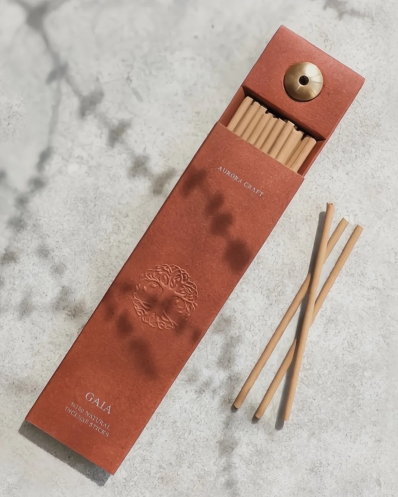 Incenso Gaia con note di cedro, ginepro e pino.