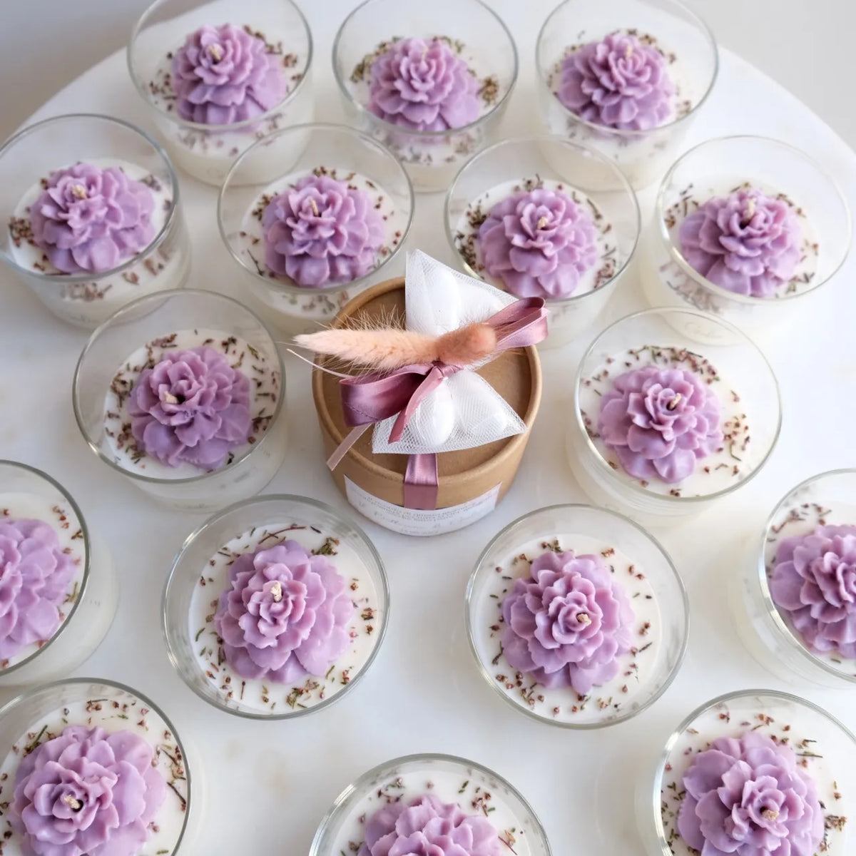 Bomboniere artigianali uniche, originali e particolari: candele profumate in cera di soia e fiori stabilizzati