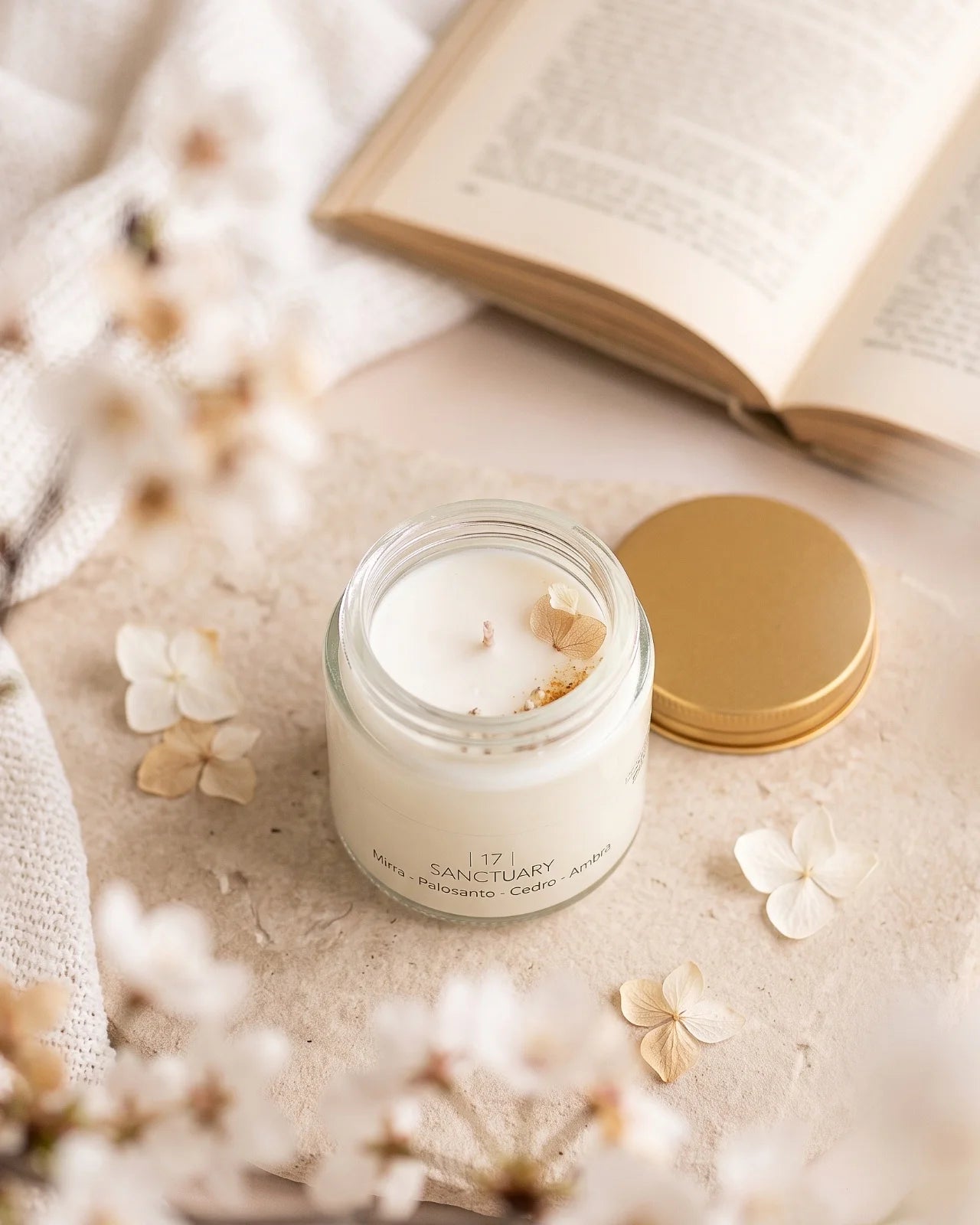 Candela Cafunè in vetro con tappo oro: la candela della coccola gentile profumata in cera di soia artigianale | profumo di mirra, palo santo, cedro, ambra