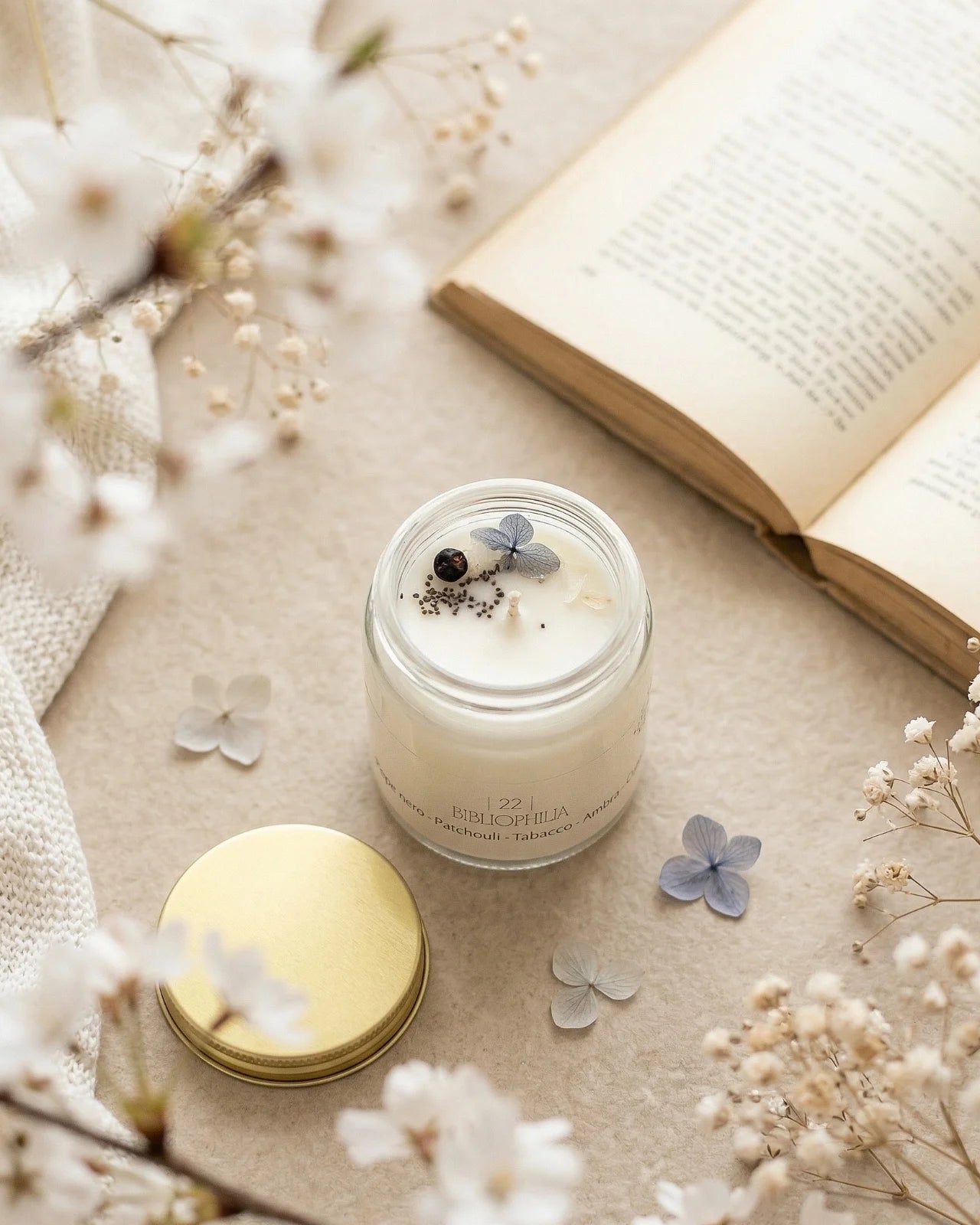 Candela Cafunè in vetro con tappo oro: la candela della coccola gentile profumata in cera di soia artigianale | profumo di pepe nero, patchouli, tabacco, ambra, cuoio