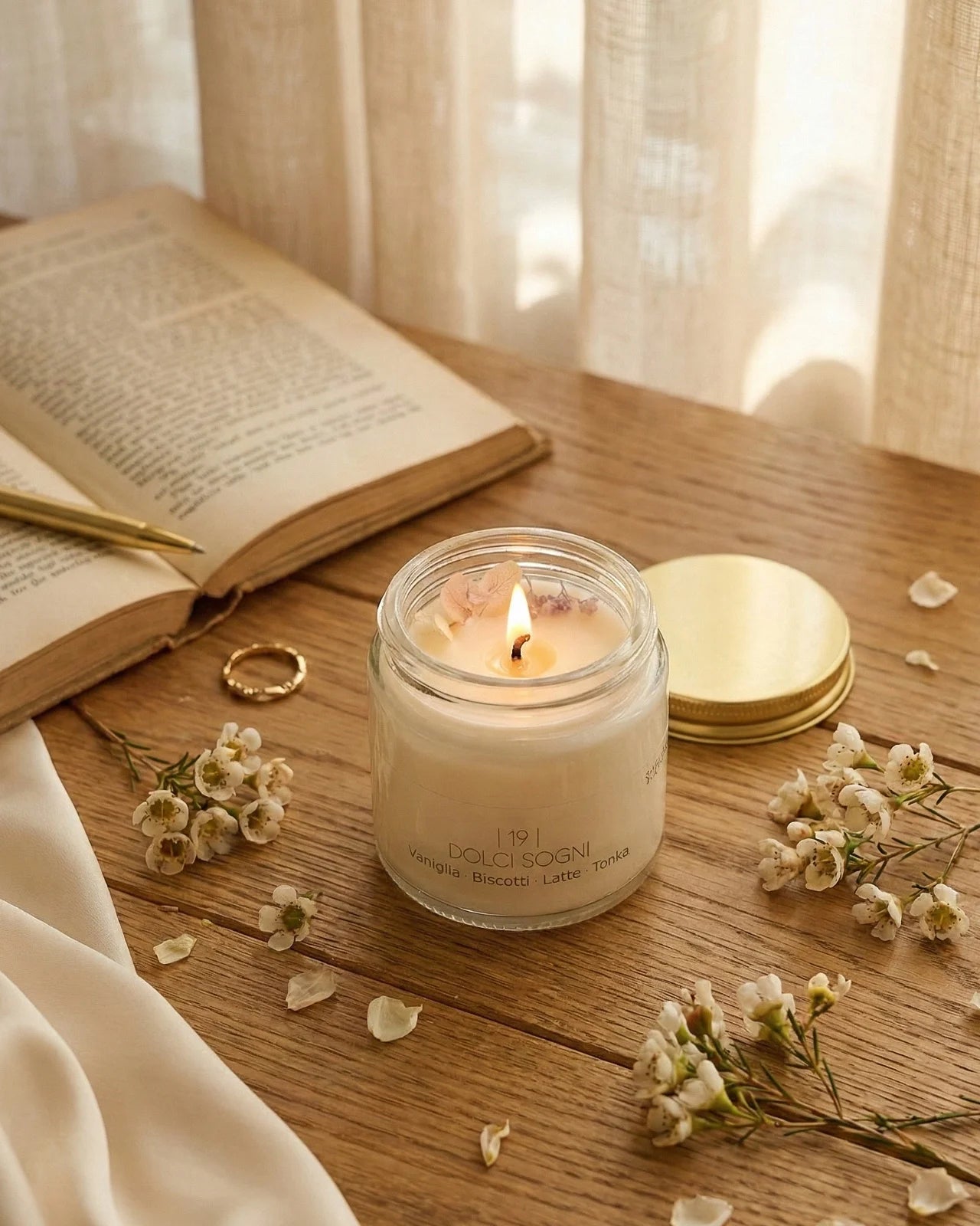 Candela Cafunè in vetro con tappo oro: la candela della coccola gentile profumata in cera di soia artigianale