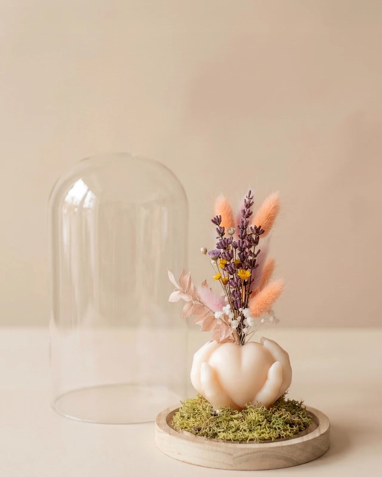Vaso di design artigianale in cera a forma di cuore sorretto da mani con fiori secchi e stabilizzati, fatto a mano atelier Roma | Colore vanilla