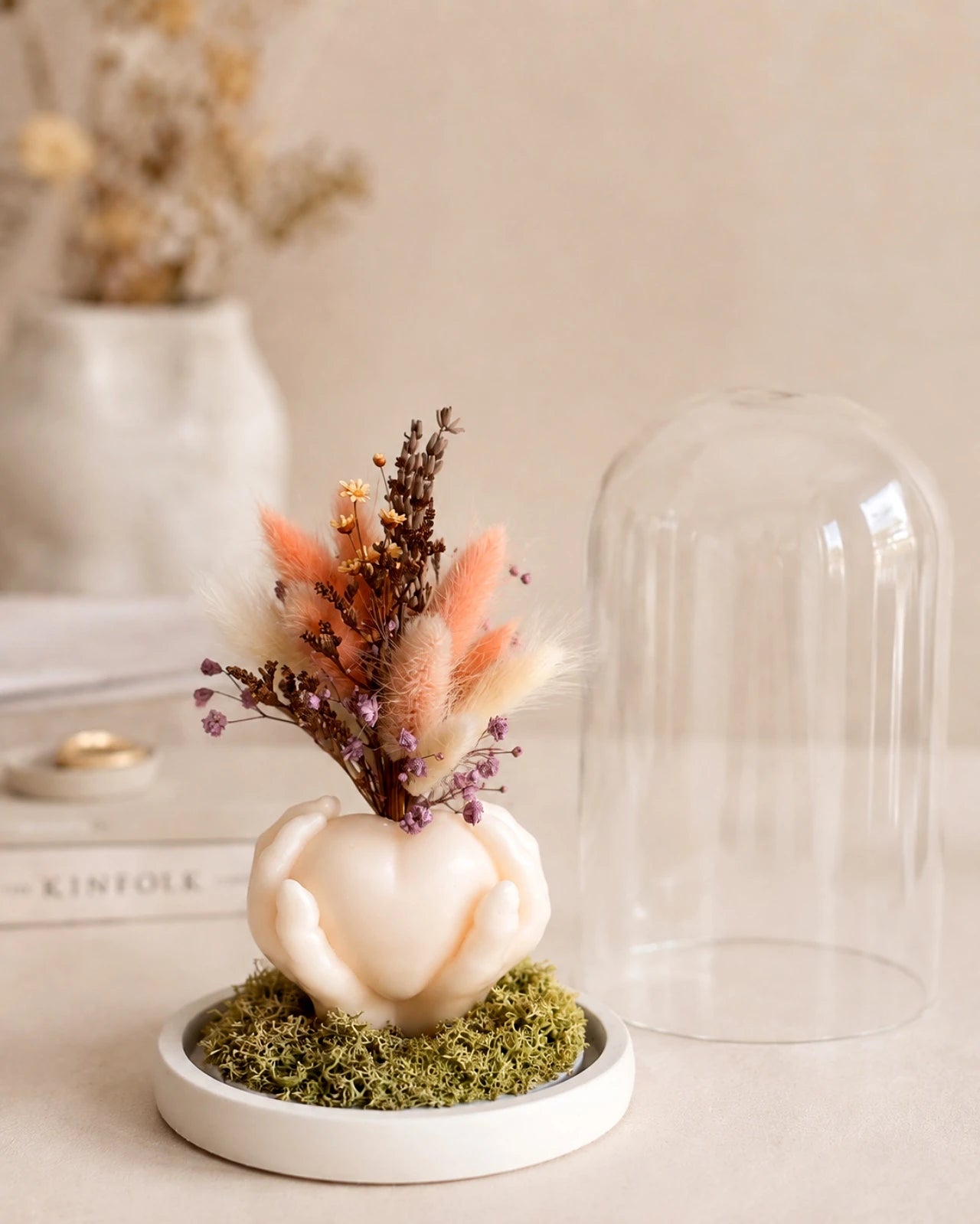 Carinho: composizione di fiori secchi in vaso di cera a forma di cuore sorretto da mani con campana di vetro e base di legno - Io Sono La Luce Roma | Colore vanilla