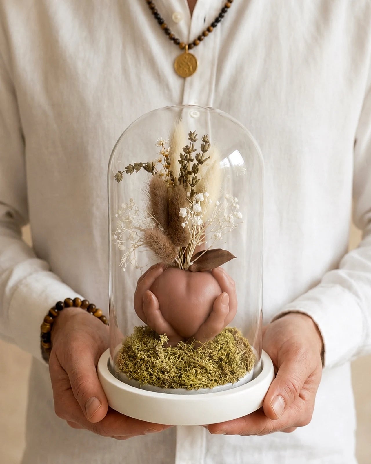 Carinho: composizione di fiori secchi in vaso di cera a forma di cuore con campana di vetro e base di legno - Io Sono La Luce Roma | Colore Mocha Mousse