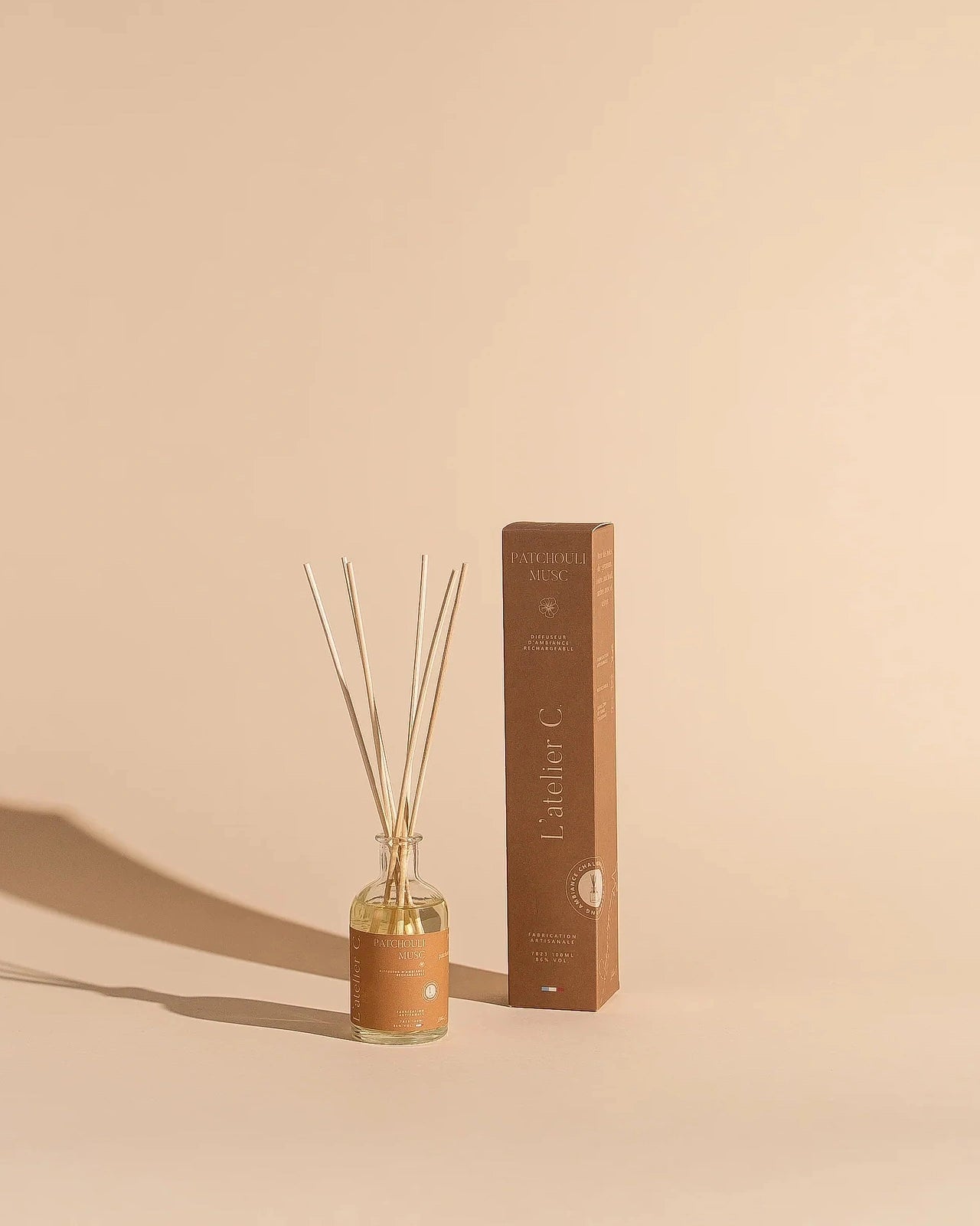 diffusori artigianali di fragranze d'ambiente con bastoncini mikado rattan | Made in Provenza nella regione di Grasse - Roma | Profumo Patchouli e Muschio