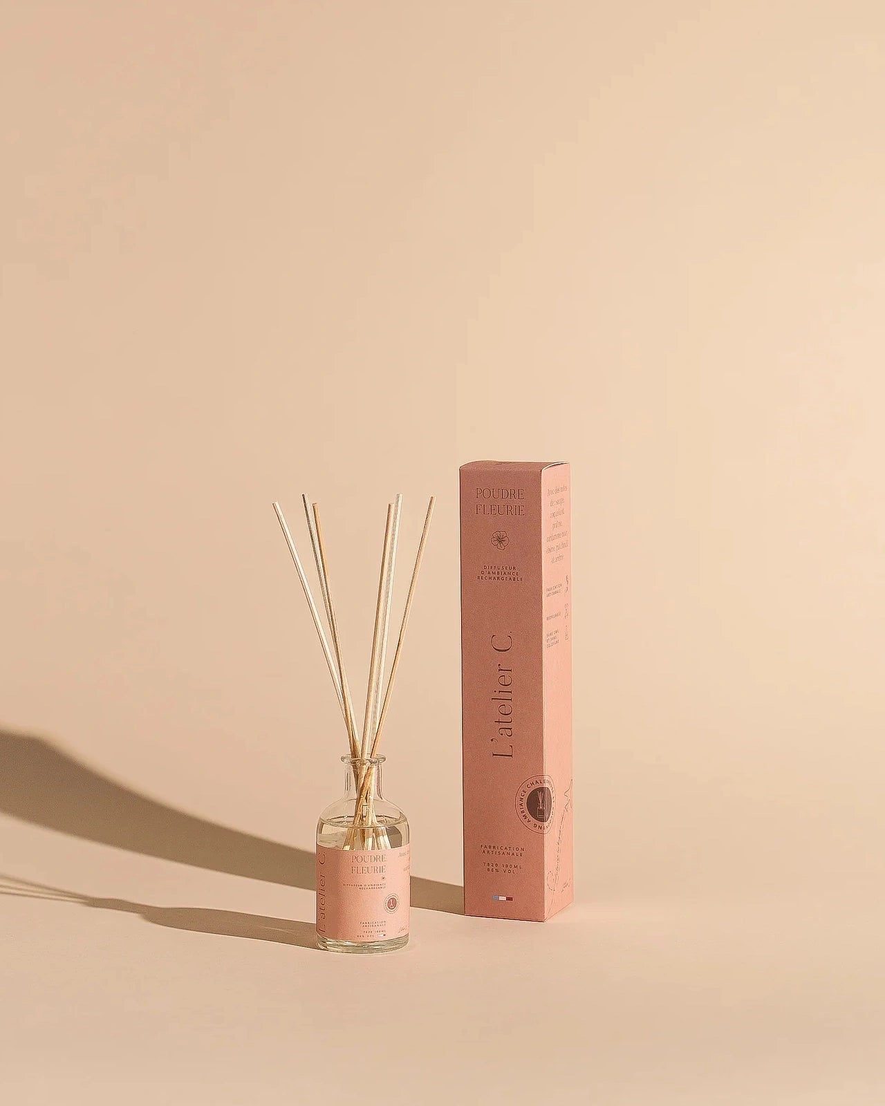 diffusori artigianali di fragranze d'ambiente con bastoncini mikado rattan | Made in Provenza nella regione di Grasse - Roma | Profumo Polvere Fiorita