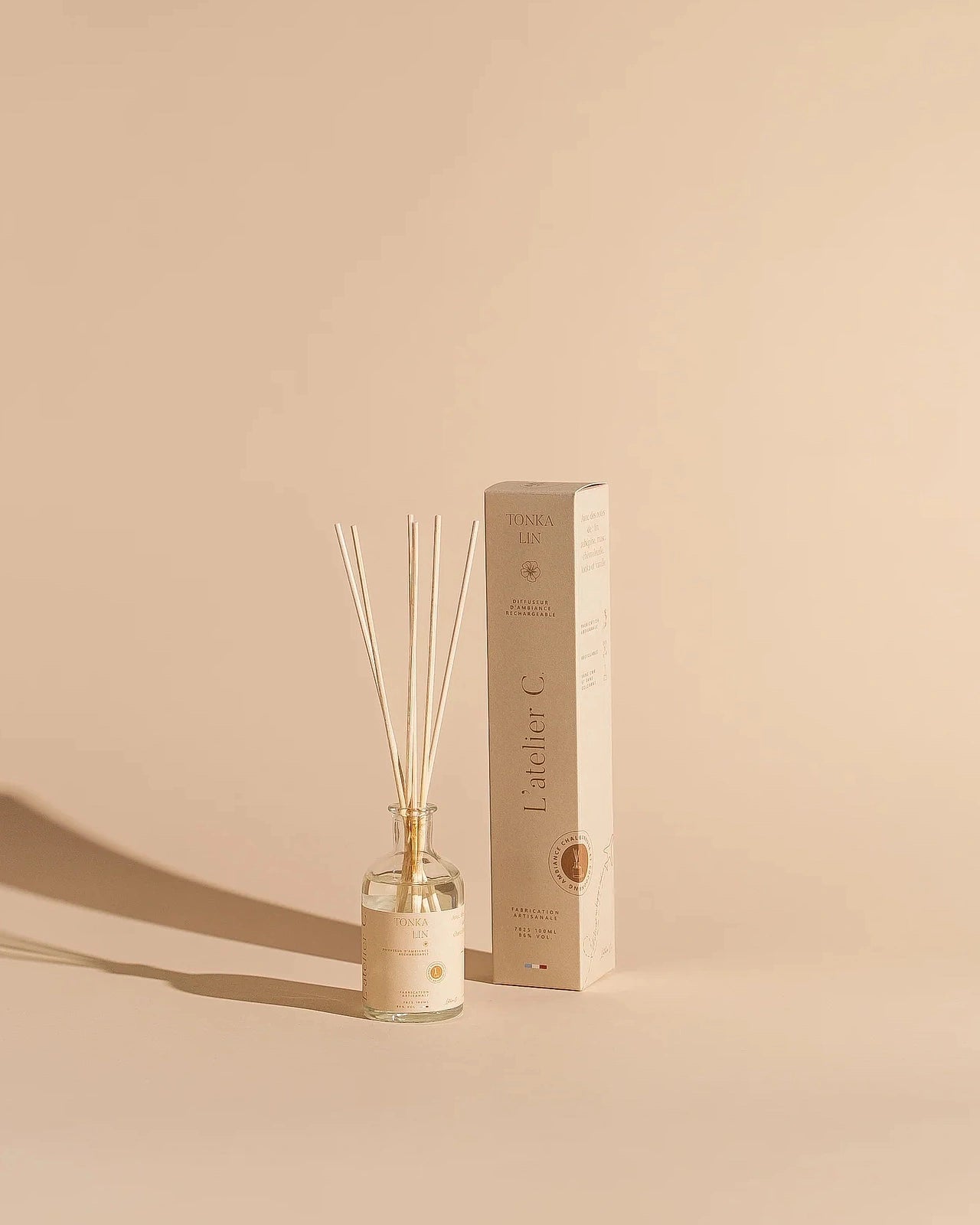 diffusori artigianali di fragranze d'ambiente con bastoncini mikado rattan | Made in Provenza nella regione di Grasse - Roma | Profumo Tonka e Lino Pulito