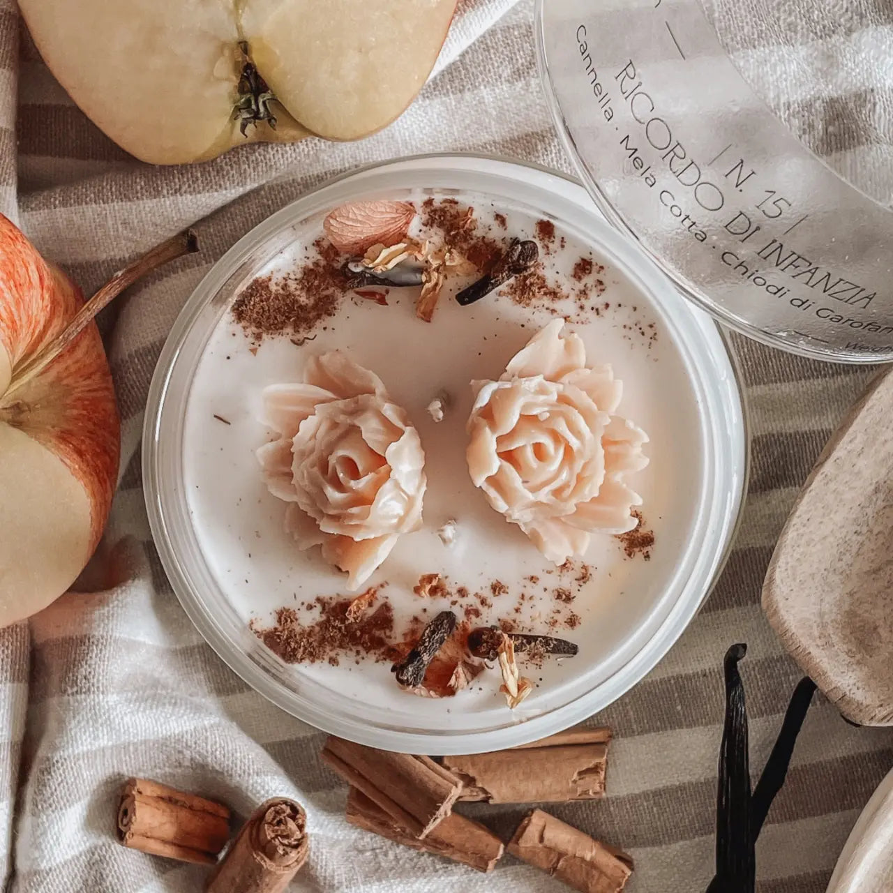 Candela profumata in campana di vetro realizzata in cera di soia naturale al profumo di mela cotta e cannella