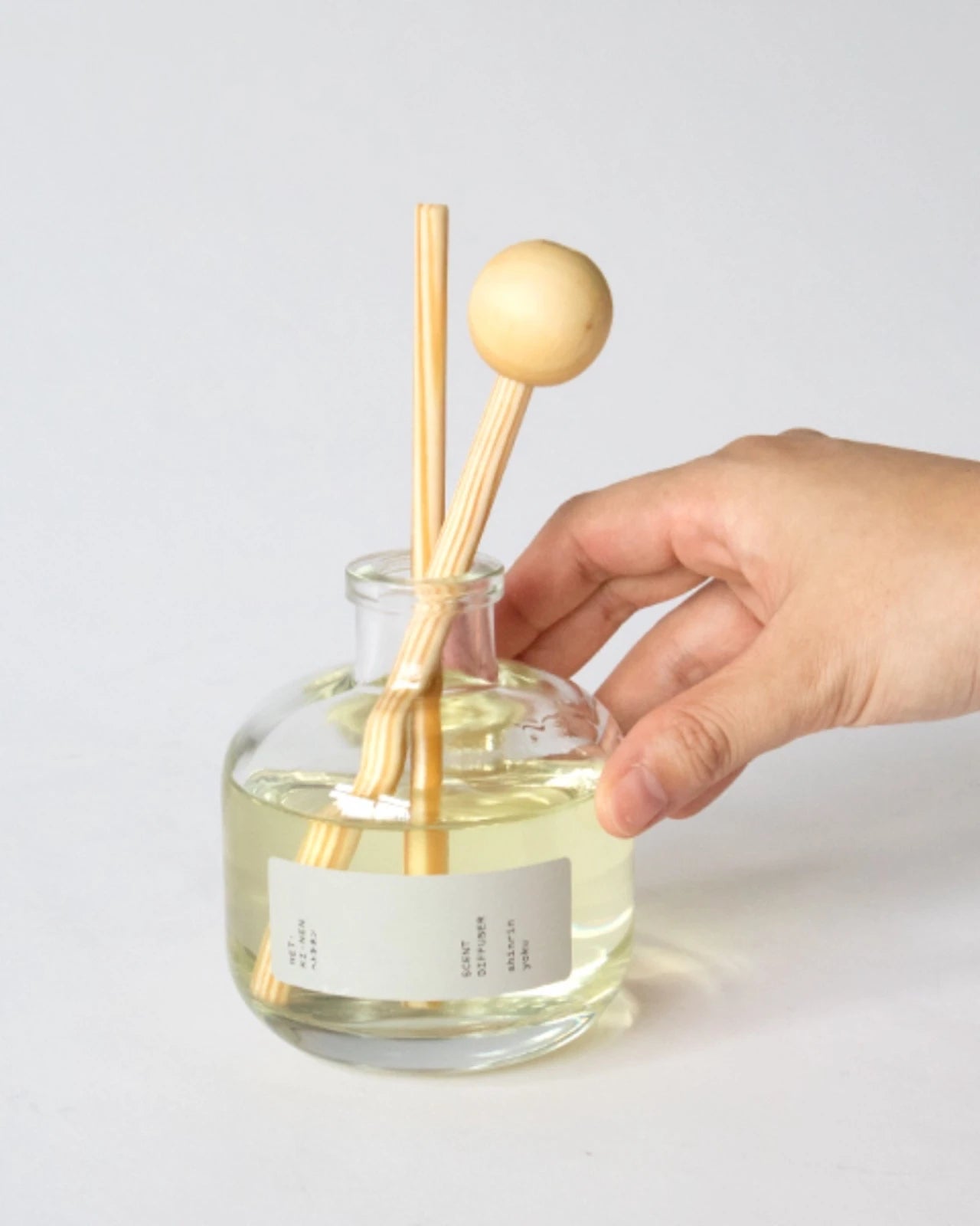 Diffusore di profumo naturale Hetkinen in stile japandi con bastoncini in legno di pino e flacone in vetro minimalista