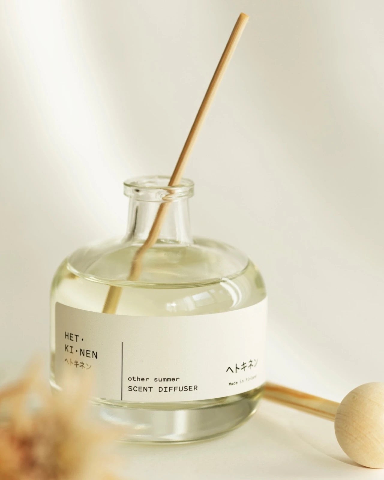 Dettaglio dei bastoncini in legno di pino naturale del diffusore Hetkinen che assorbono e diffondono la fragranza naturale