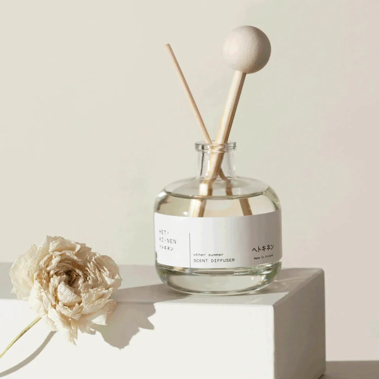 Diffusori di fragranza d’ambiente con bastoncini e spray profumati per creare un’atmosfera rilassante in casa