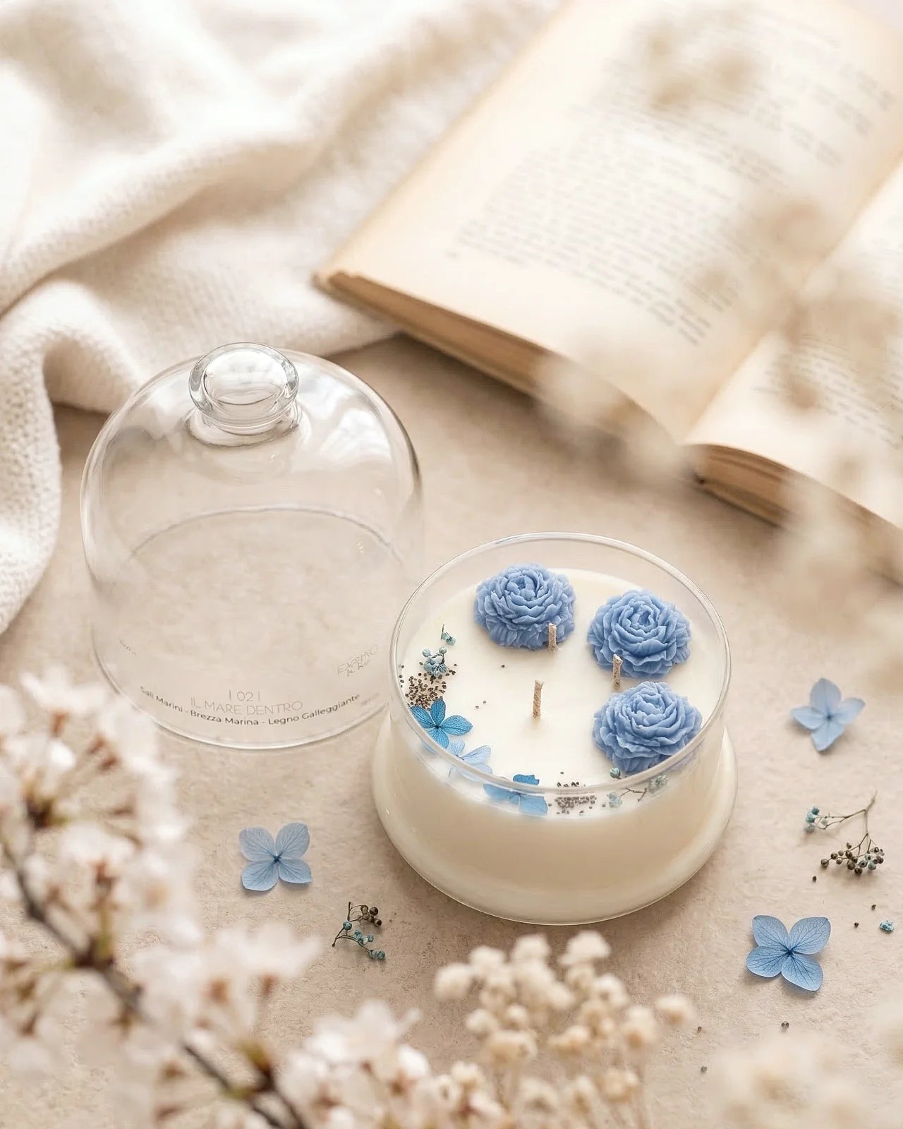 Candela botanica Hanami con campana di vetro, fiamme danzanti e composizione di petali e fiori essiccati con fiorellini di cera ispirata alla fioritura dei ciliegi giapponesi | Profumo marino, aromatico, ozonico formato grande 350 gr