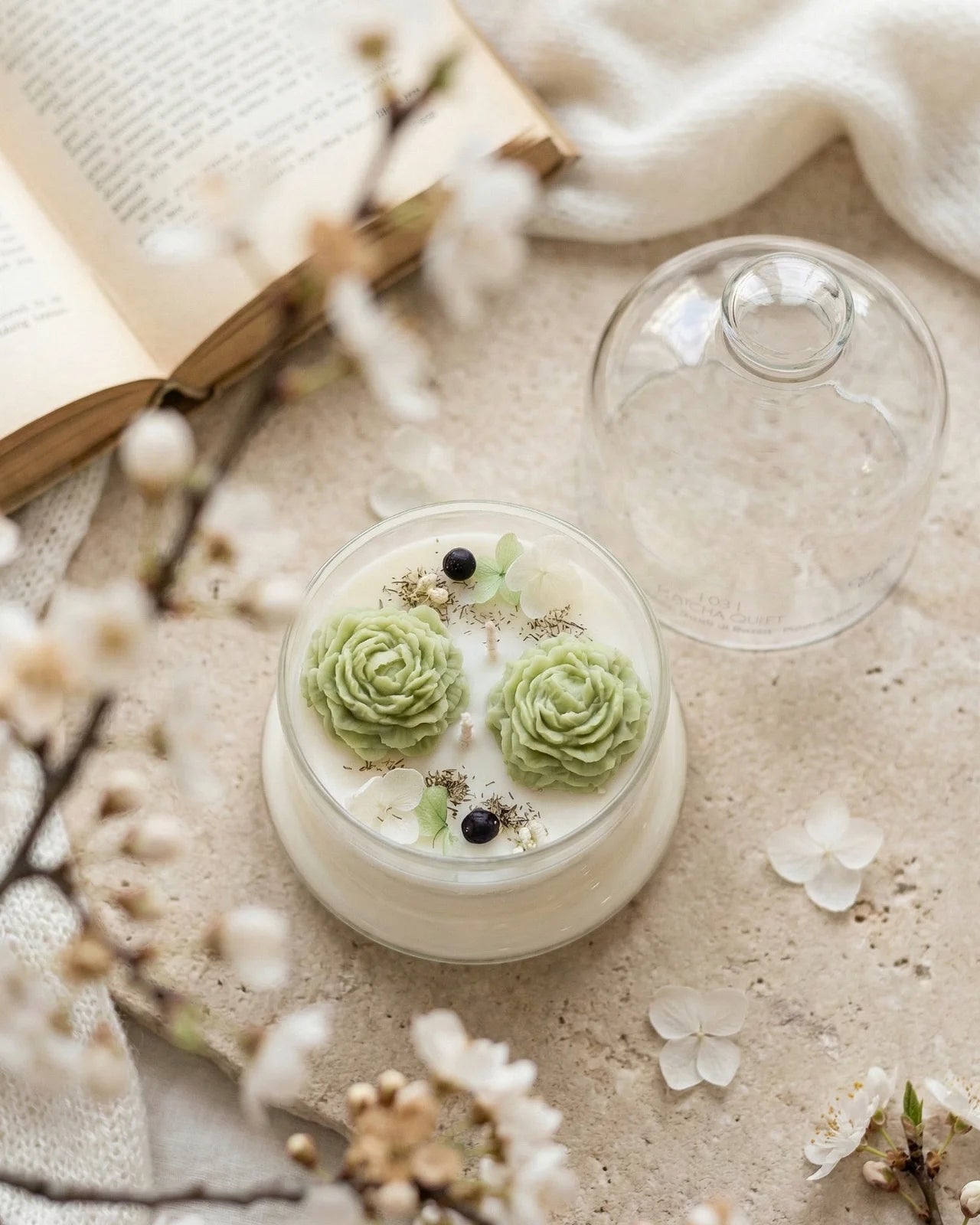 Candela botanica Hanami con campana di vetro, fiamme danzanti e composizione di petali e fiori essiccati con fiorellini di cera ispirata alla fioritura dei ciliegi giapponesi | Profumo matcha, cocco, frutti di bosco, petali di viola - formato piccolo 200 gr