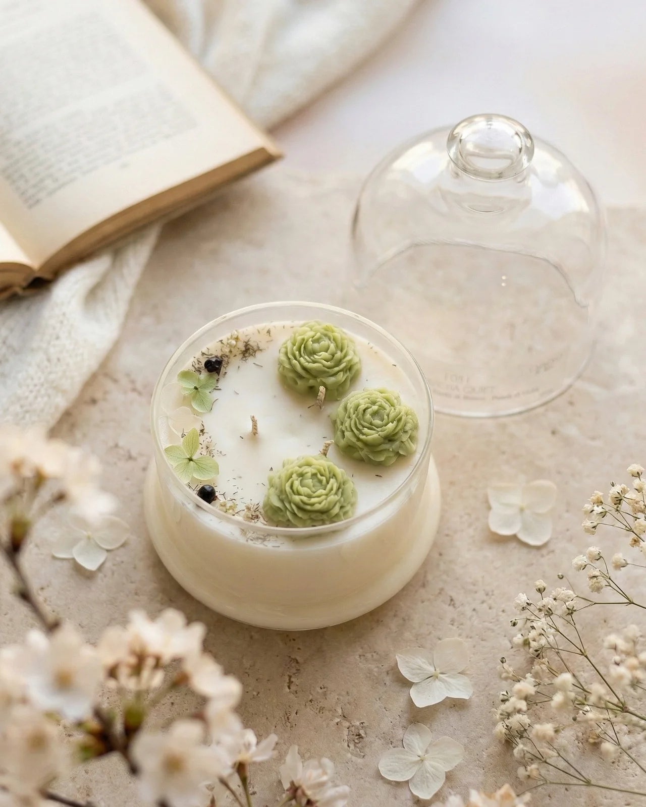 Candela botanica Hanami con campana di vetro, fiamme danzanti e composizione di petali e fiori essiccati con fiorellini di cera ispirata alla fioritura dei ciliegi giapponesi | Profumo verde, cremoso, muschiato formato grande 350 gr
