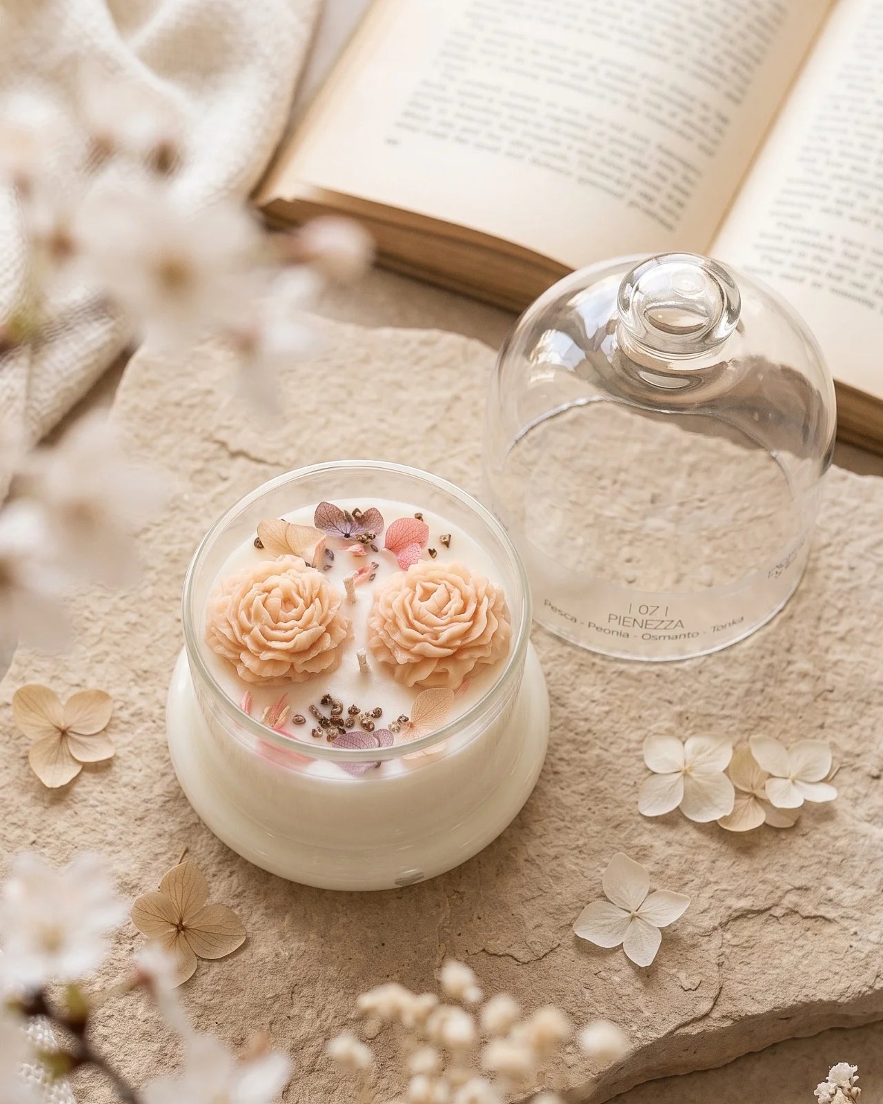 Candela botanica Hanami con campana di vetro, fiamme danzanti e composizione di petali e fiori essiccati con fiorellini di cera ispirata alla fioritura dei ciliegi giapponesi | Profumo pesca, peonia, osmanto, tonka - formato piccolo 200 gr