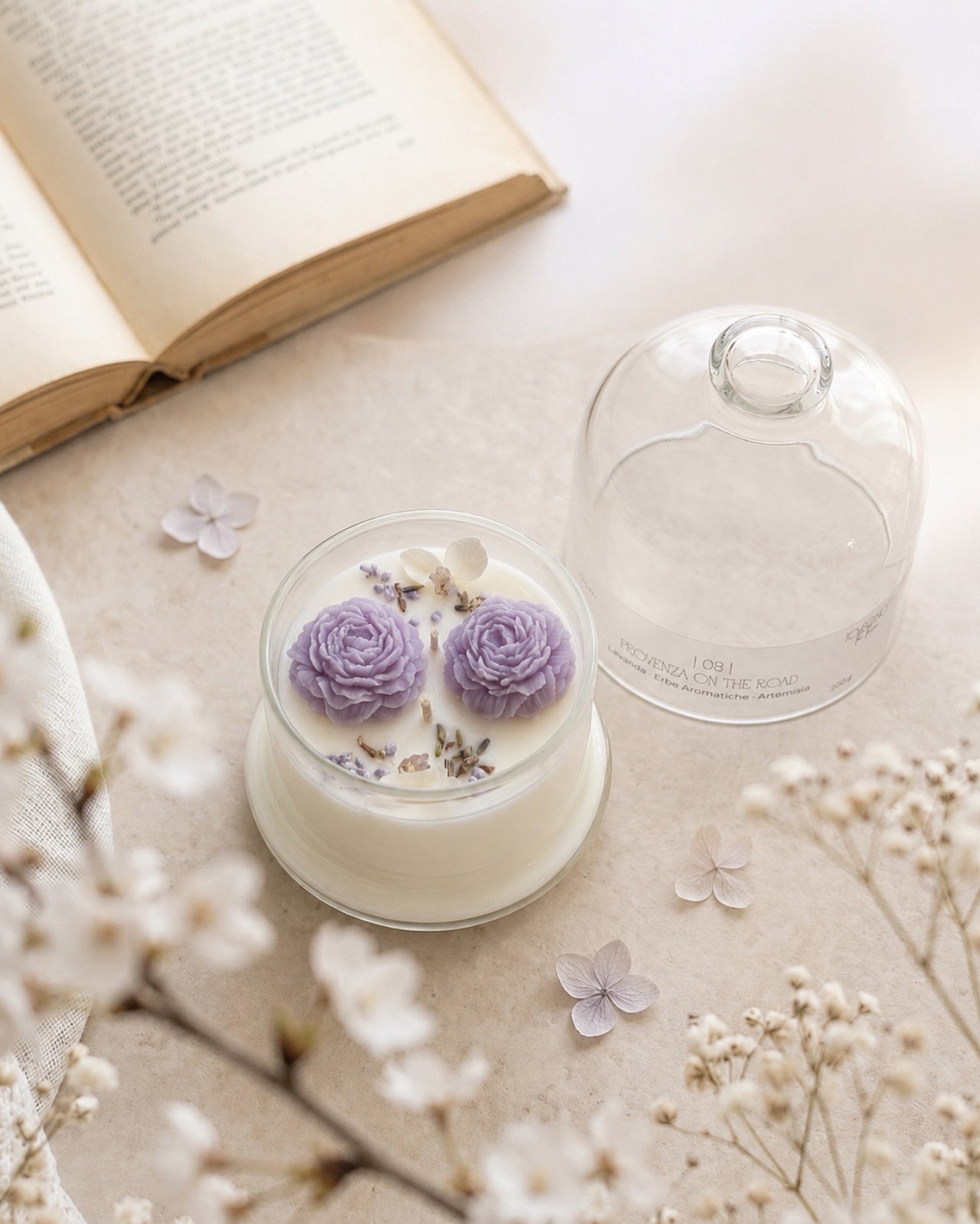 Candela botanica Hanami con campana di vetro, fiamme danzanti e composizione di petali e fiori essiccati con fiorellini di cera ispirata alla fioritura dei ciliegi giapponesi | Profumo lavanda, erbe aromatiche, artemisia - formato piccolo 200 gr