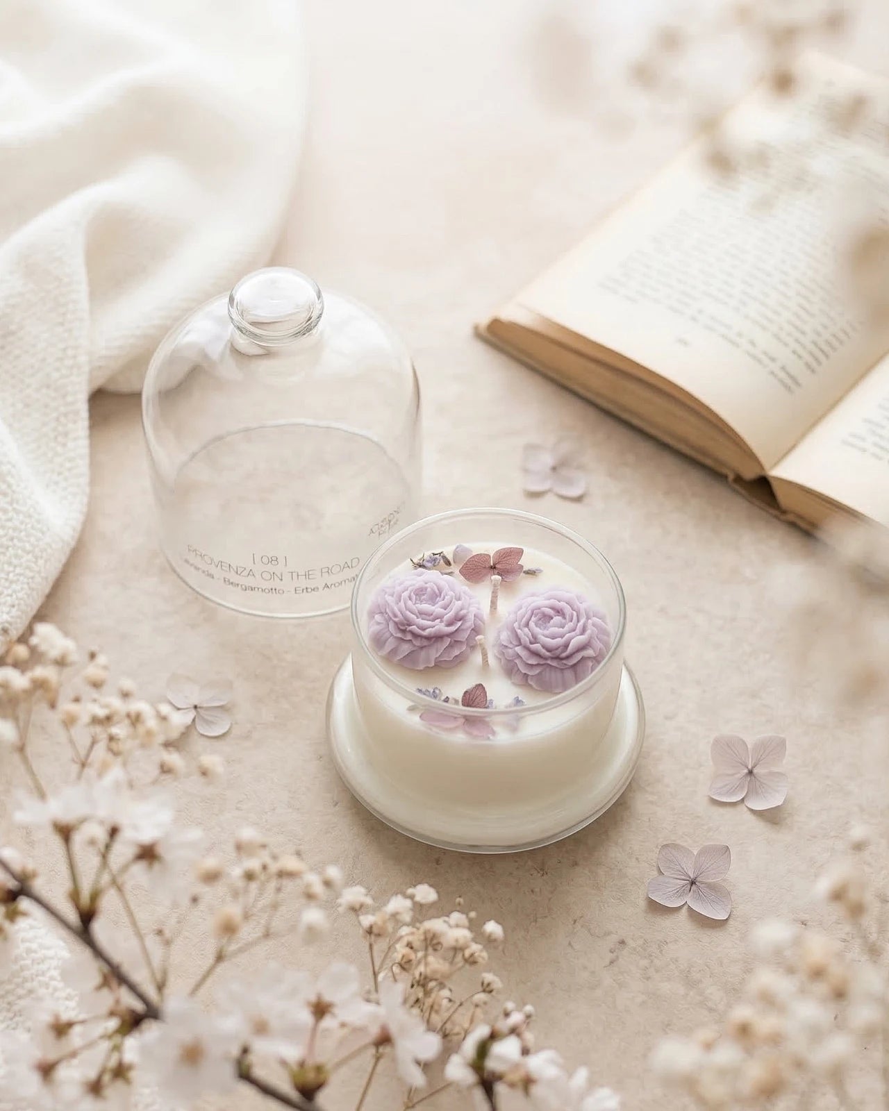 Candela botanica Hanami con campana di vetro, fiamme danzanti e composizione di petali e fiori essiccati con fiorellini di cera ispirata alla fioritura dei ciliegi giapponesi | Profumo lavanda, bergamotto, erbe aromatiche - formato piccolo 200 gr