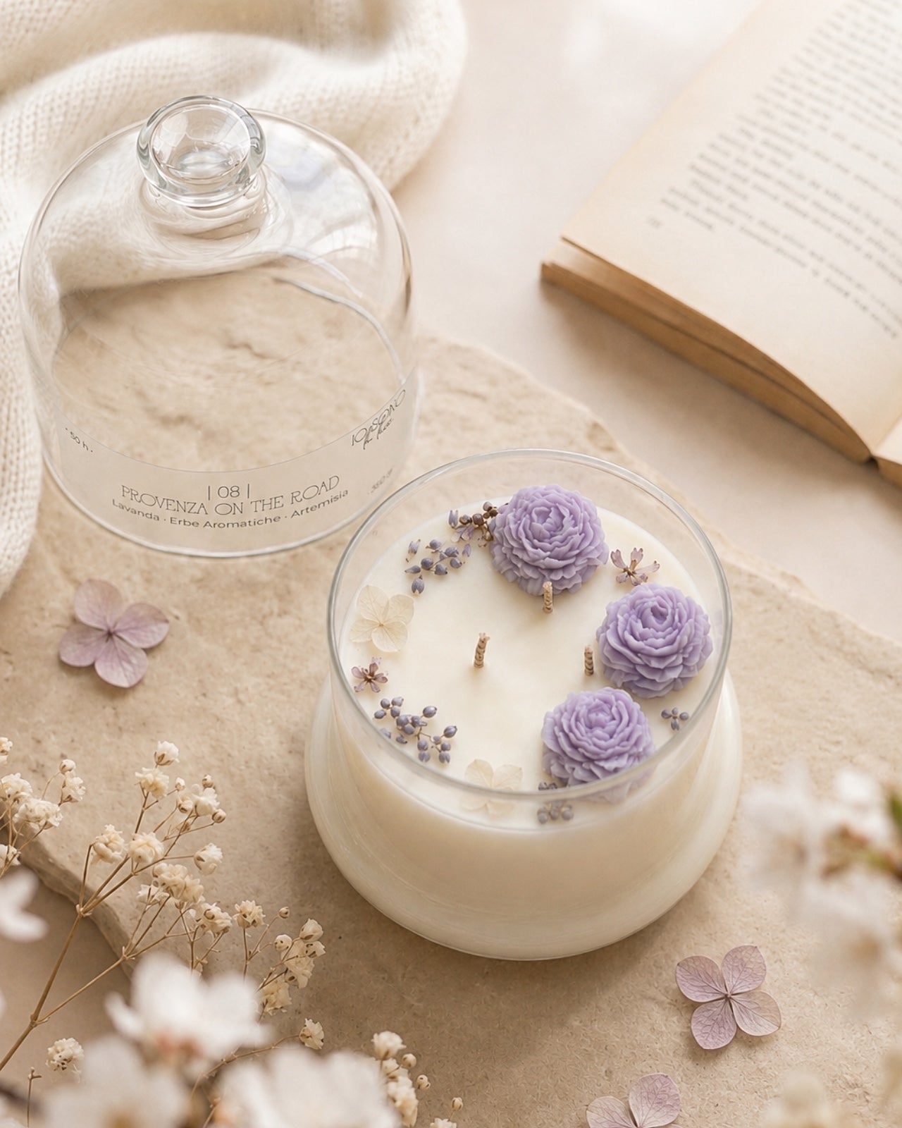 Candela botanica Hanami con campana di vetro, fiamme danzanti e composizione di petali e fiori essiccati con fiorellini di cera ispirata alla fioritura dei ciliegi giapponesi | Profumo aromatico, floreale, fresco formato grande 350 gr