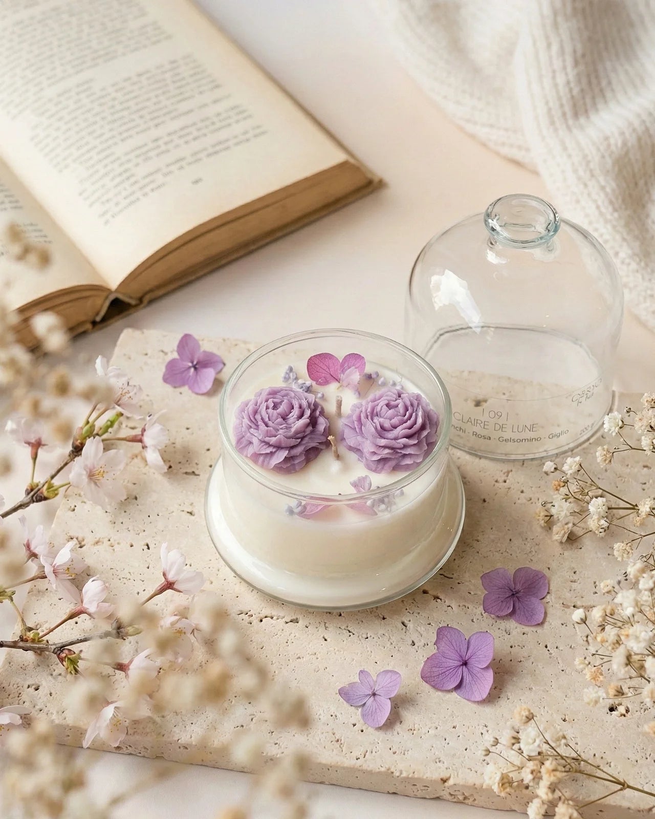 Candela botanica Hanami con campana di vetro, fiamme danzanti e composizione di petali e fiori essiccati con fiorellini di cera ispirata alla fioritura dei ciliegi giapponesi | Profumo fiori bianchi, rosa, gelsomino, giglio - formato piccolo 200 gr