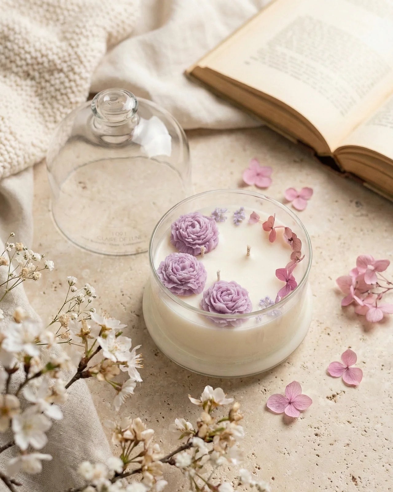 Candela botanica Hanami con campana di vetro, fiamme danzanti e composizione di petali e fiori essiccati con fiorellini di cera ispirata alla fioritura dei ciliegi giapponesi | Profumo fiorito ricco, cipriato, ambrato formato grande 350 gr