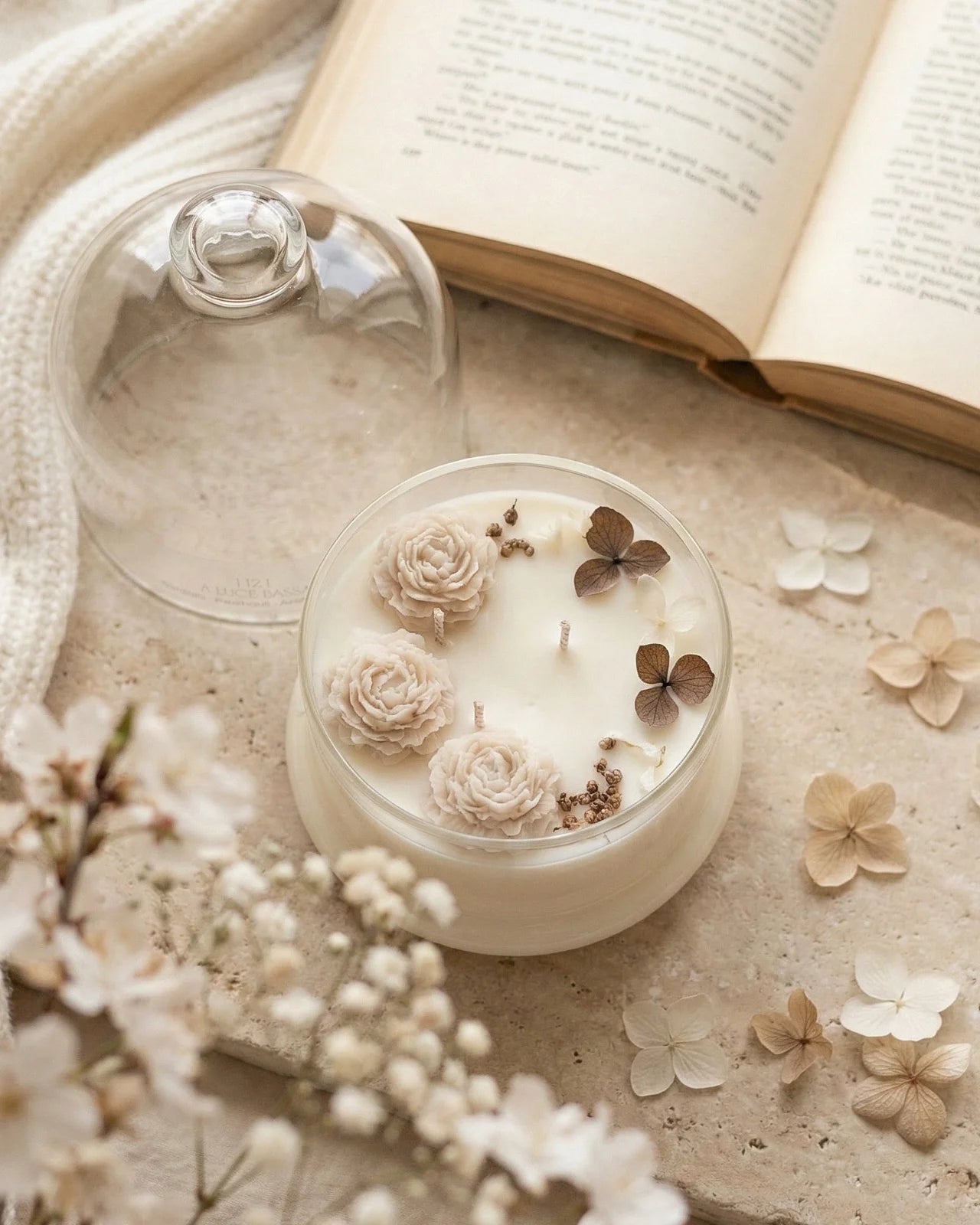 Candela botanica Hanami con campana di vetro, fiamme danzanti e composizione di petali e fiori essiccati con fiorellini di cera ispirata alla fioritura dei ciliegi giapponesi | Profumo legnoso, cremoso, ambrato formato grande 350 gr