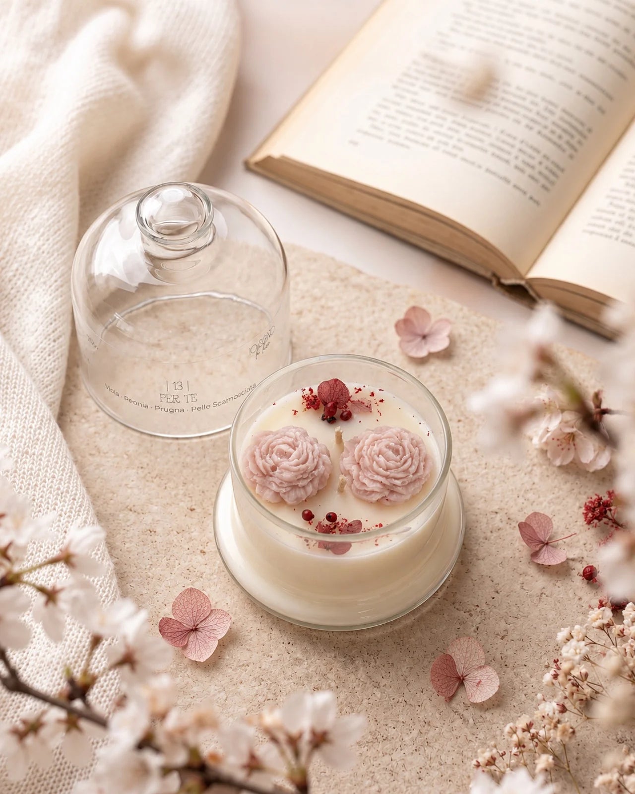 Candela botanica Hanami con campana di vetro, fiamme danzanti e composizione di petali e fiori essiccati con fiorellini di cera ispirata alla fioritura dei ciliegi giapponesi | Profumo viola, peonia, prugna, pelle scamosciata - formato piccolo 200 gr