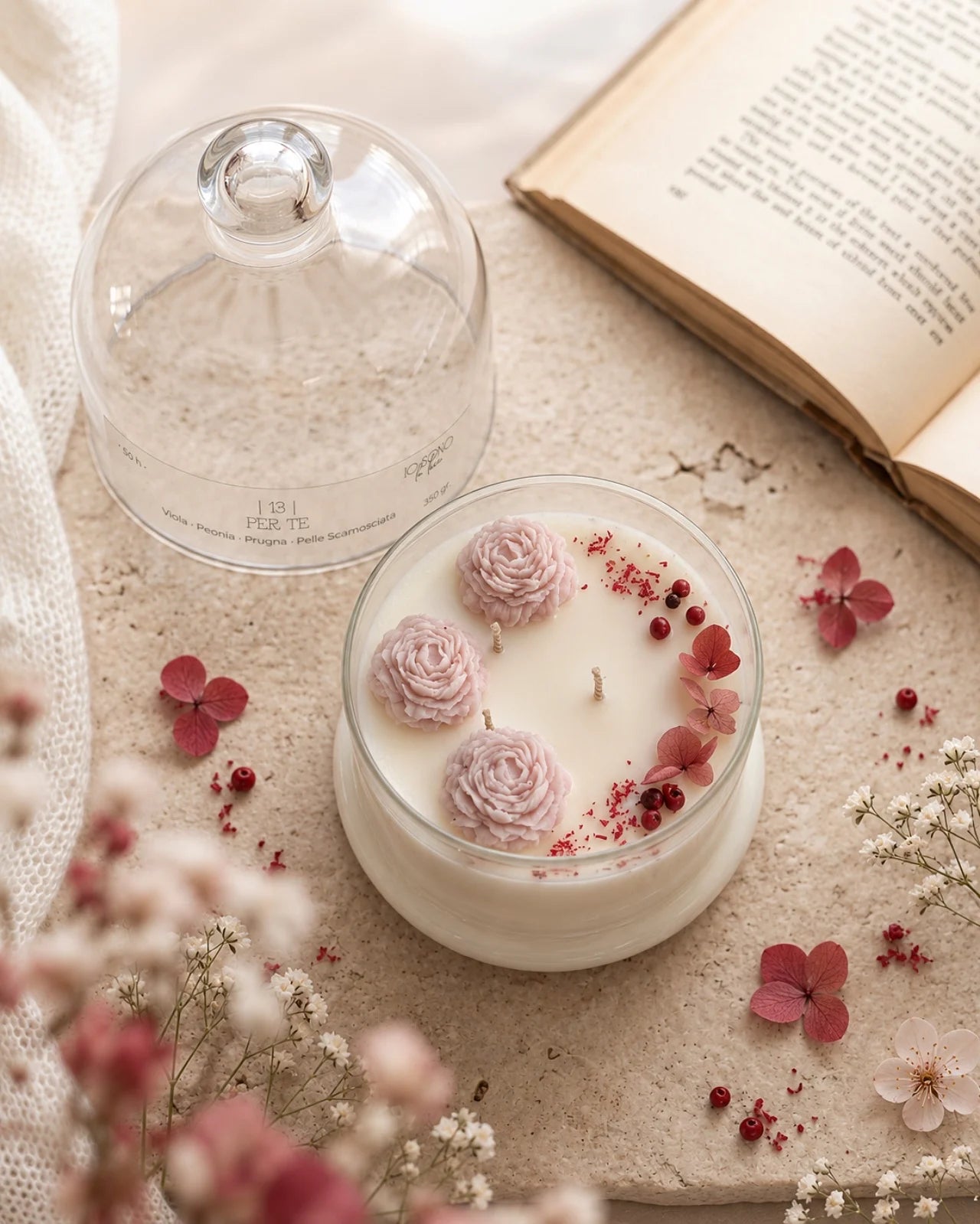 Candela botanica Hanami con campana di vetro, fiamme danzanti e composizione di petali e fiori essiccati con fiorellini di cera ispirata alla fioritura dei ciliegi giapponesi | Profumo floreale, caldo, suede 350 gr