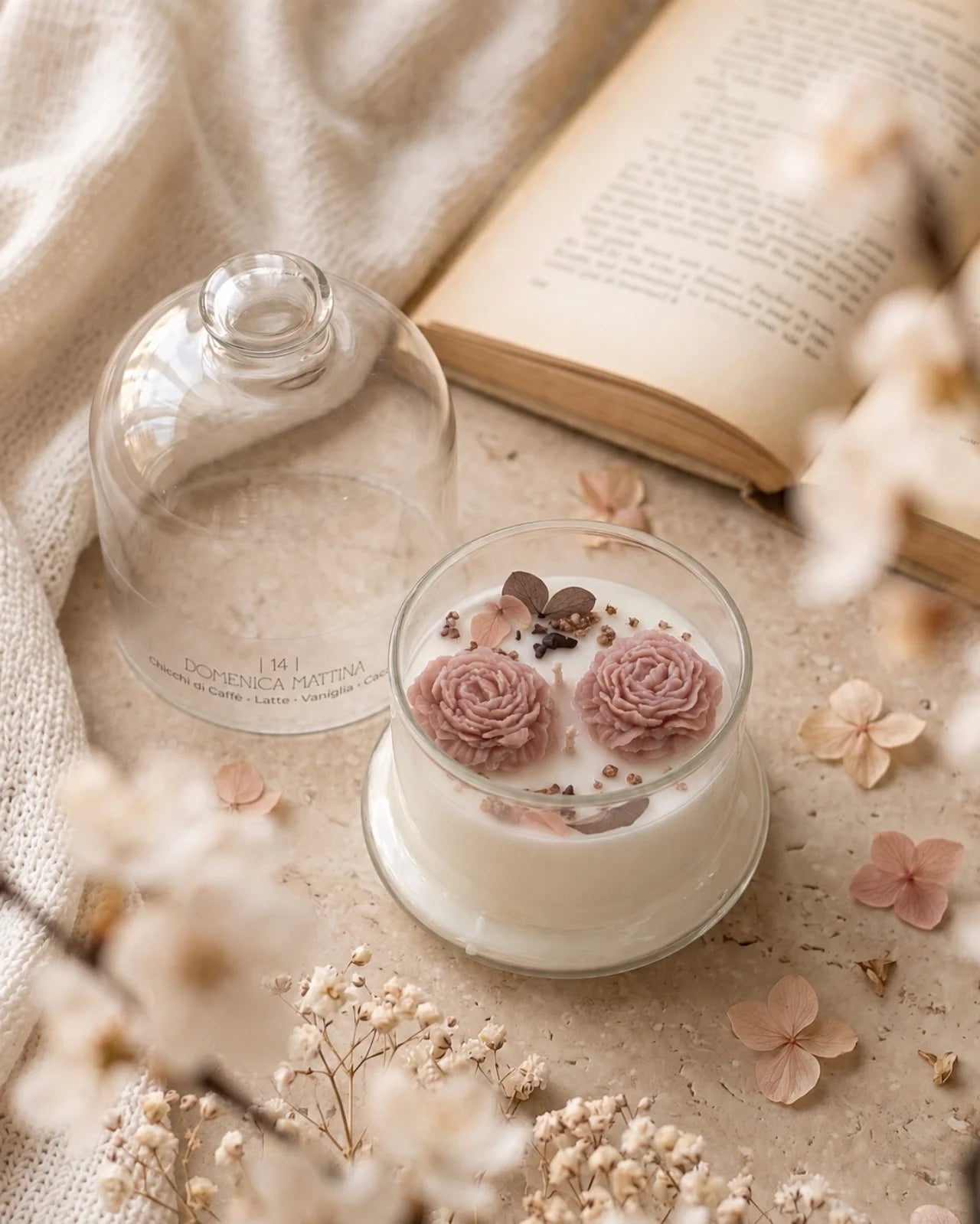 Candela botanica Hanami con campana di vetro, fiamme danzanti e composizione di petali e fiori essiccati con fiorellini di cera ispirata alla fioritura dei ciliegi giapponesi | Profumo chicchi di caffè, latte, vaniglia, cacao - formato piccolo 200 gr