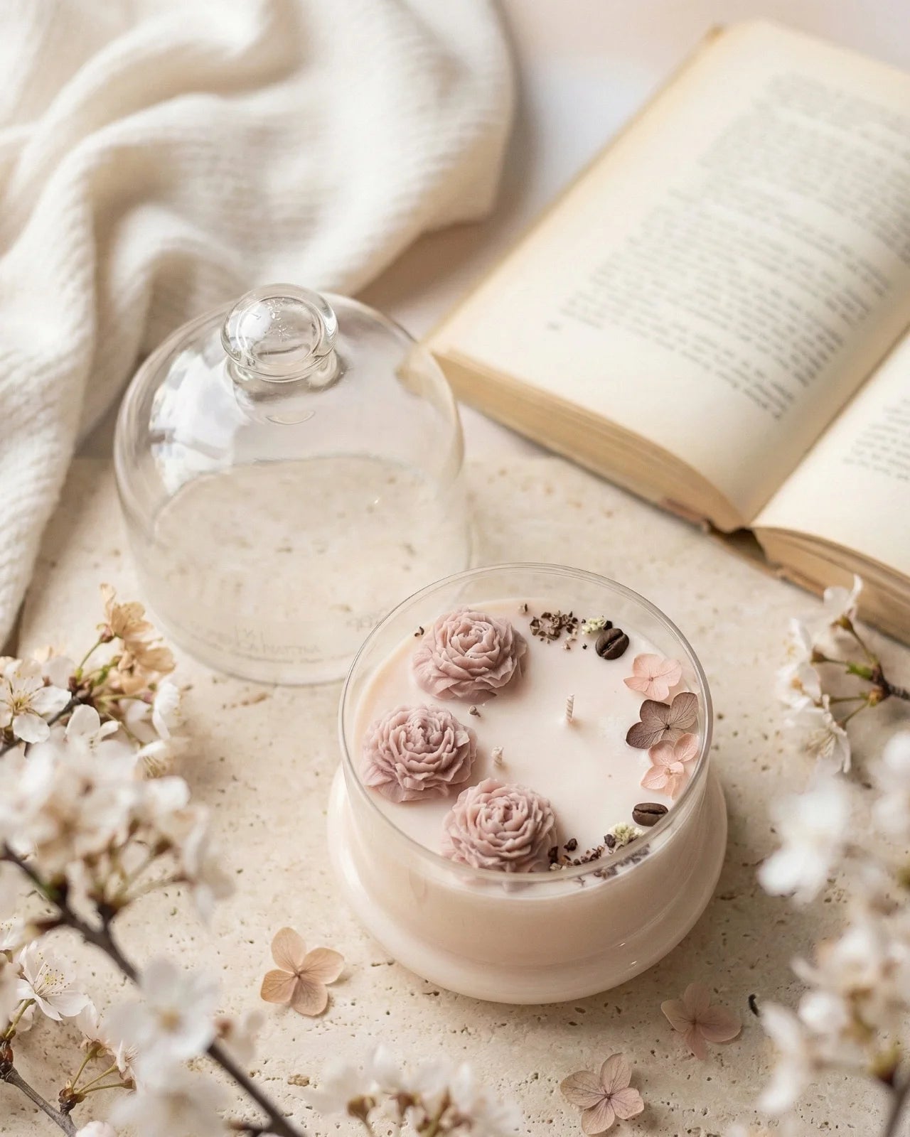 Candela botanica Hanami con campana di vetro, fiamme danzanti e composizione di petali e fiori essiccati con fiorellini di cera ispirata alla fioritura dei ciliegi giapponesi | Profumo gourmand, speziato e legnoso formato grande 350 gr