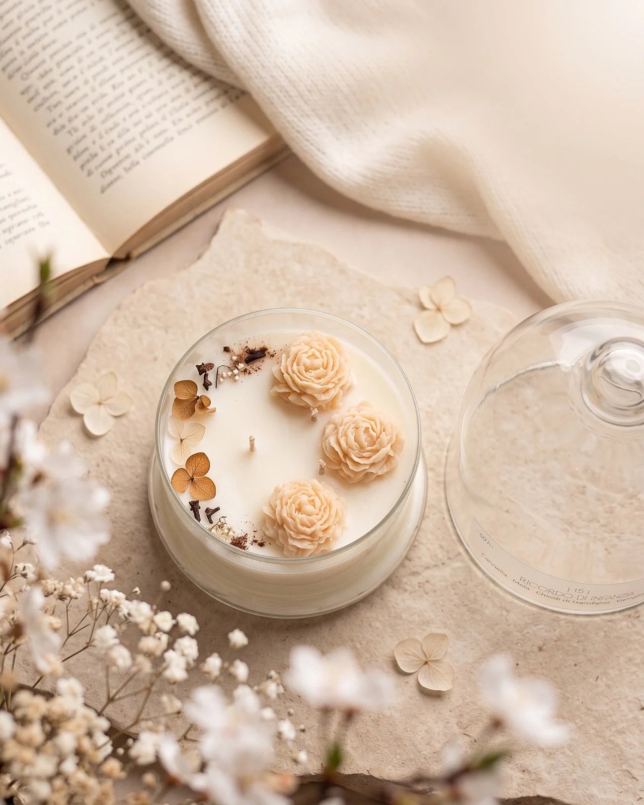 Candela botanica Hanami con campana di vetro, fiamme danzanti e composizione di petali e fiori essiccati con fiorellini di cera ispirata alla fioritura dei ciliegi giapponesi | Profumo gourmand, speziato e vanigliato formato grande 350 gr