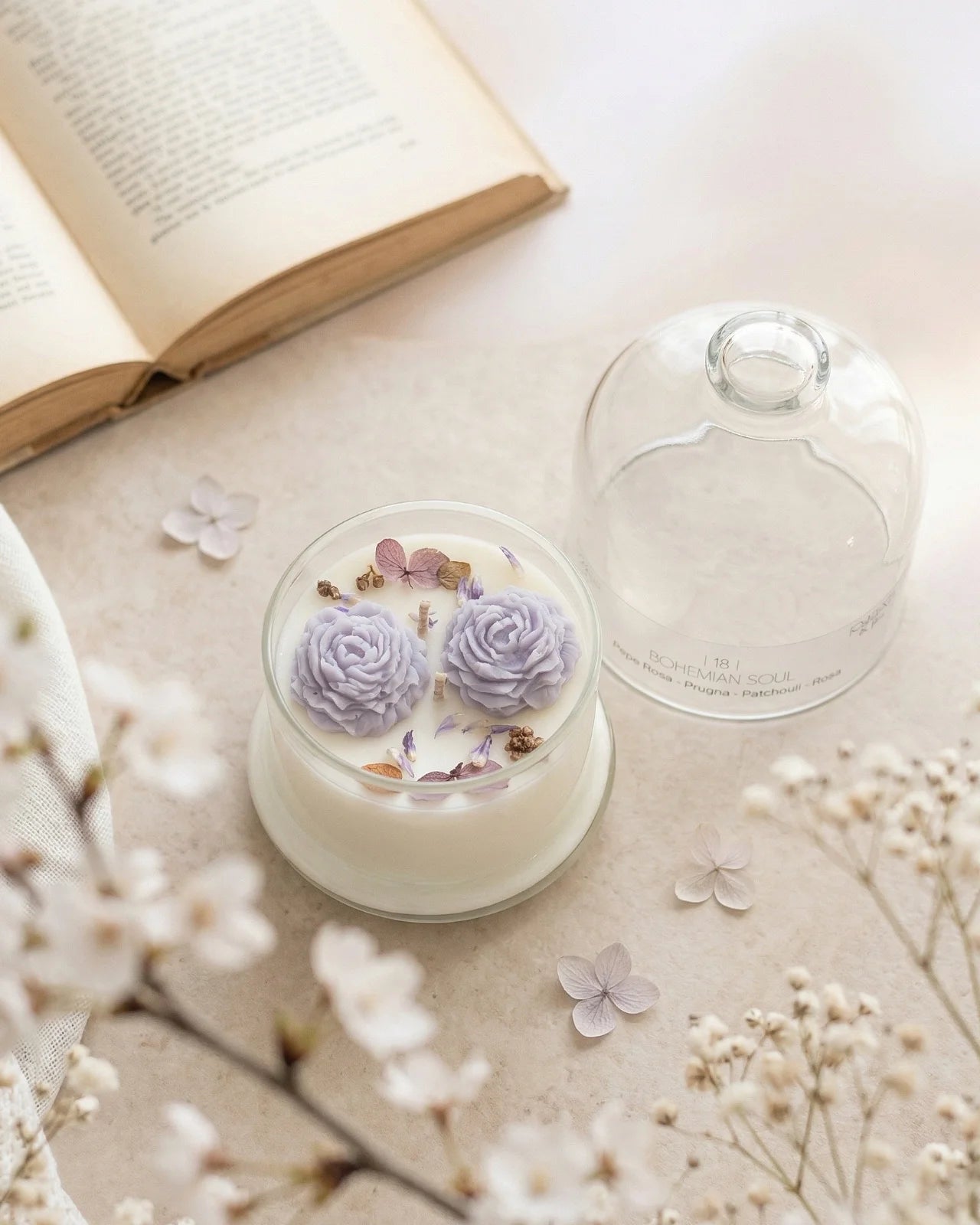 Candela botanica Hanami con campana di vetro, fiamme danzanti e composizione di petali e fiori essiccati con fiorellini di cera ispirata alla fioritura dei ciliegi giapponesi | Profumo pepe rosa, prugna, patchouli, rosa - formato piccolo 200 gr