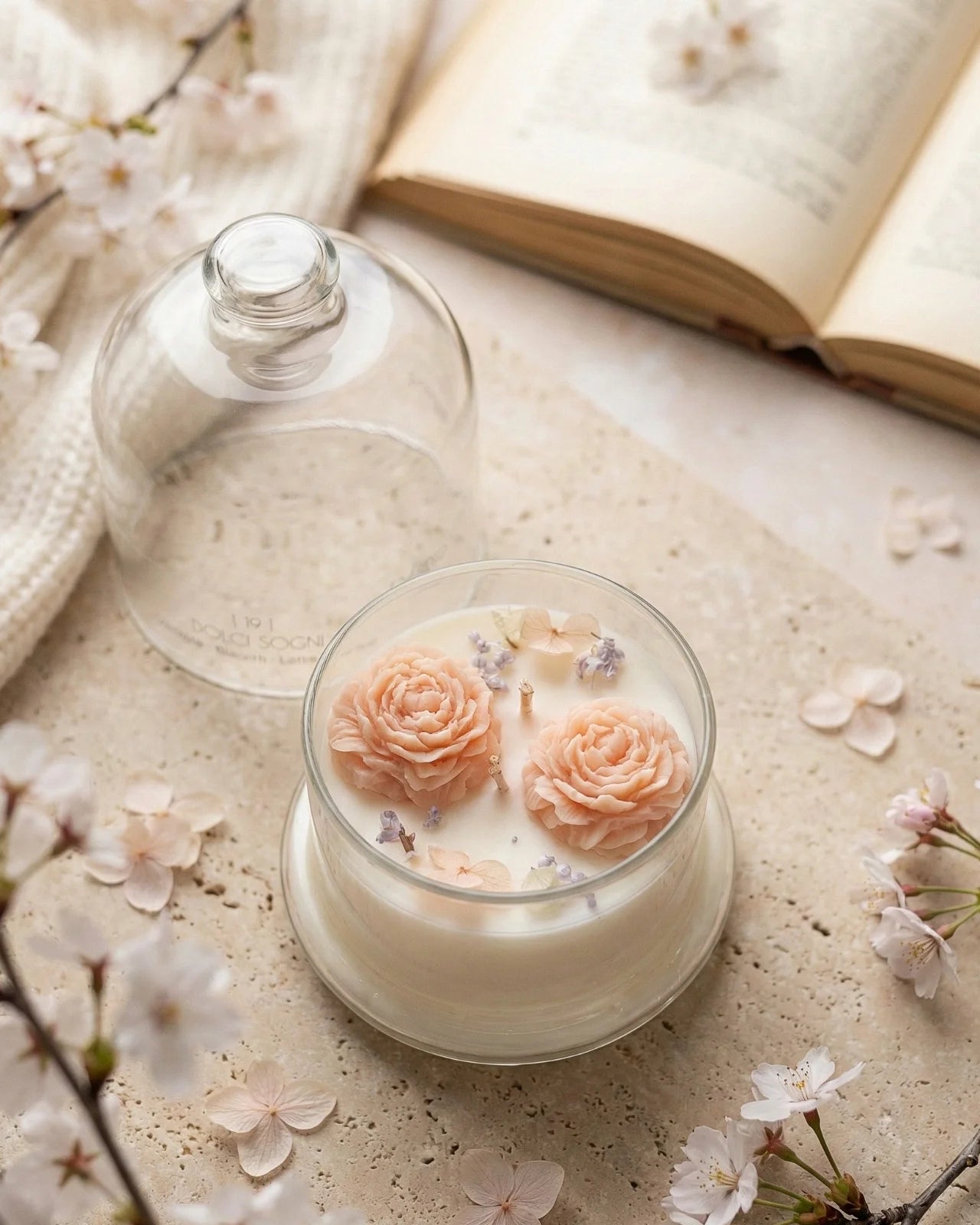 Candela botanica Hanami con campana di vetro, fiamme danzanti e composizione di petali e fiori essiccati con fiorellini di cera ispirata alla fioritura dei ciliegi giapponesi | Profumo vaniglia, biscotti, latte, fava tonka formato piccolo 200 gr