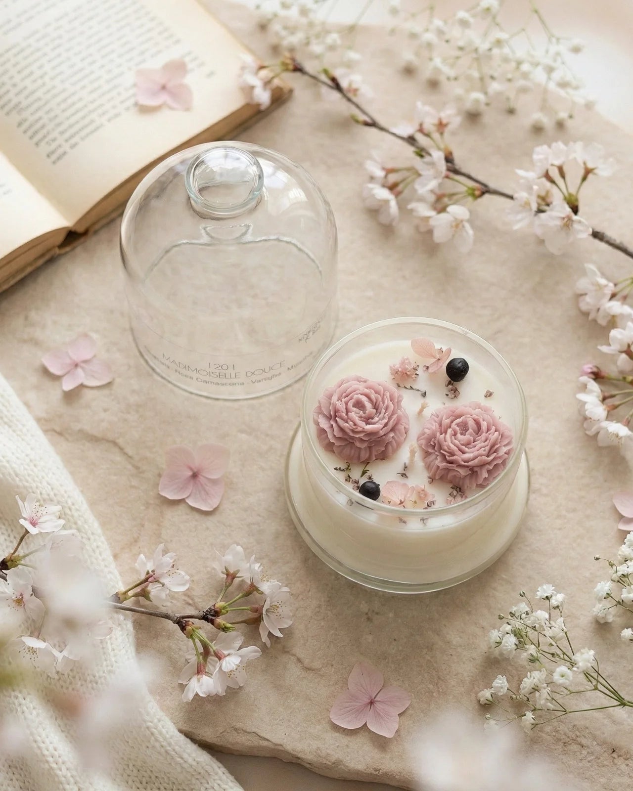 Candela botanica Hanami con campana di vetro, fiamme danzanti e composizione di petali e fiori essiccati con fiorellini di cera ispirata alla fioritura dei ciliegi giapponesi | Profumo magnolia, rosa damascena, vaniglia, muschio formato piccolo 200 gr