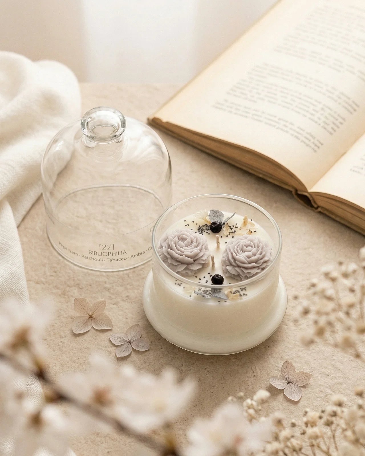Candela botanica Hanami con campana di vetro, fiamme danzanti e composizione di petali e fiori essiccati con fiorellini di cera ispirata alla fioritura dei ciliegi giapponesi | Profumo pepe nero, patchouli, tabacco, ambra e cuoio - formato piccolo 200 gr