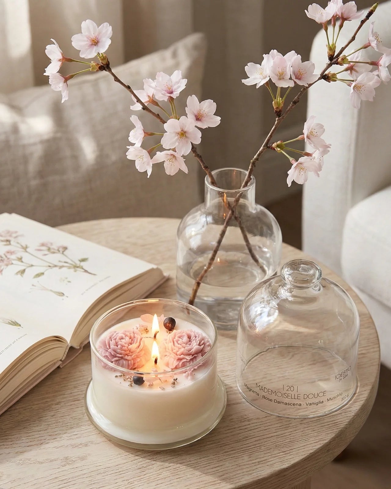 Candela botanica Hanami con campana di vetro, fiamme danzanti e composizione di petali e fiori essiccati con fiorellini di cera ispirata alla fioritura dei ciliegi giapponesi | Made in Italy