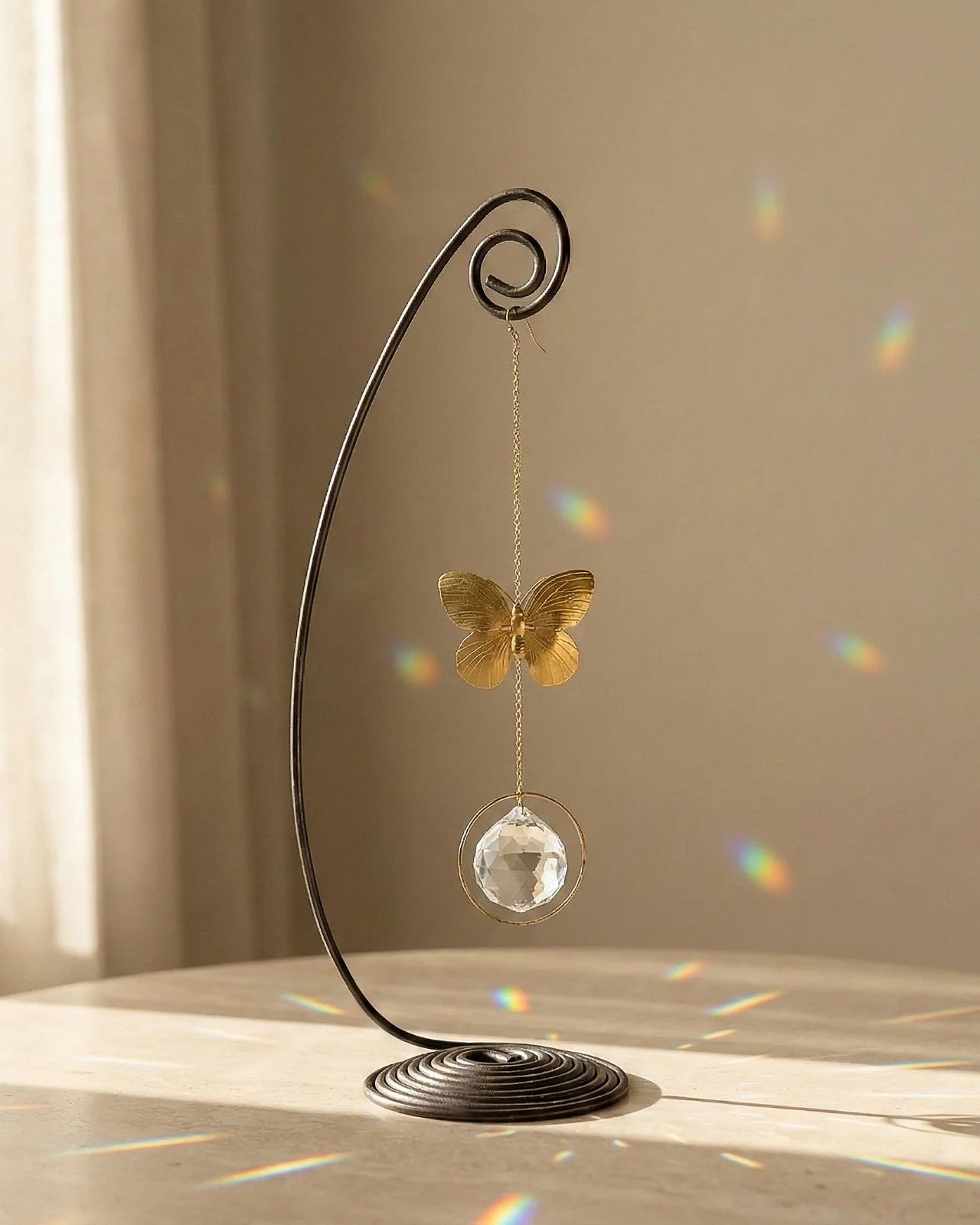 Heliophilia - Acchiappasole feng shui artigianale che crea arcobaleni di luce | Versione da tavolo con supporto in fil di ferro - suncather con cristallo e simbolo in ottone a forma di farfalla