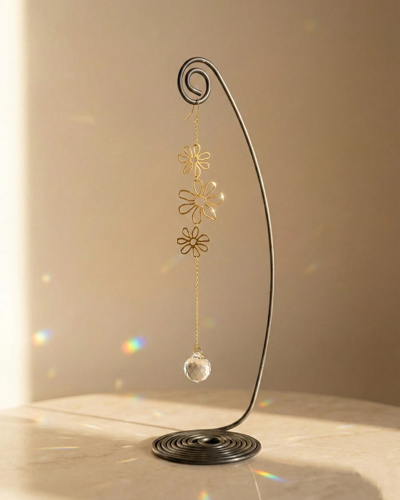Heliophilia - Acchiappasole feng shui artigianale che crea arcobaleni di luce | Versione da tavolo con supporto in fil di ferro - suncather con cristallo e simbolo in ottone a forma di fiorellini