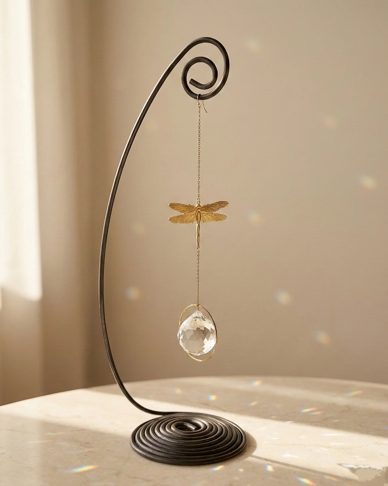 Heliophilia - Acchiappasole feng shui artigianale che crea arcobaleni di luce | Versione da tavolo con supporto in fil di ferro - suncather con cristallo e simbolo in ottone a forma di libellula