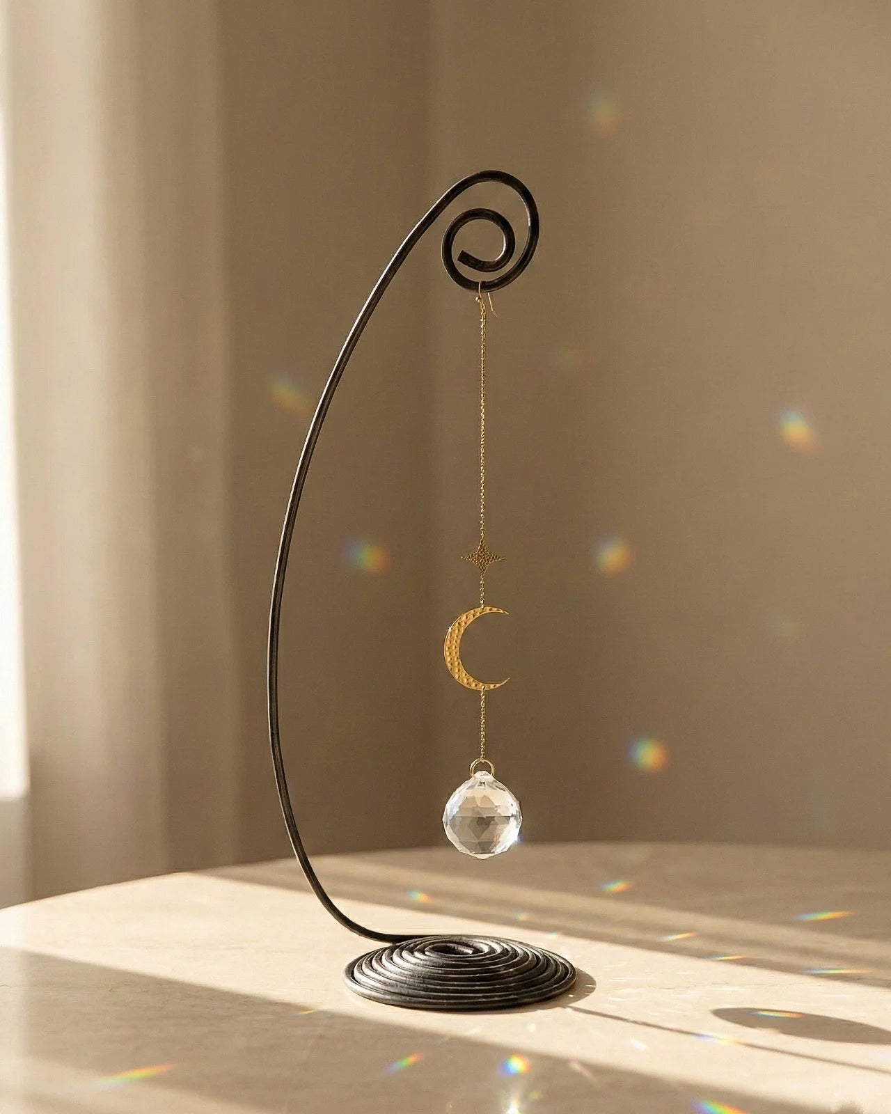 Heliophilia - Acchiappasole feng shui artigianale che crea arcobaleni di luce | Versione da tavolo con supporto in fil di ferro - suncather con cristallo e simbolo in ottone a forma di luna
