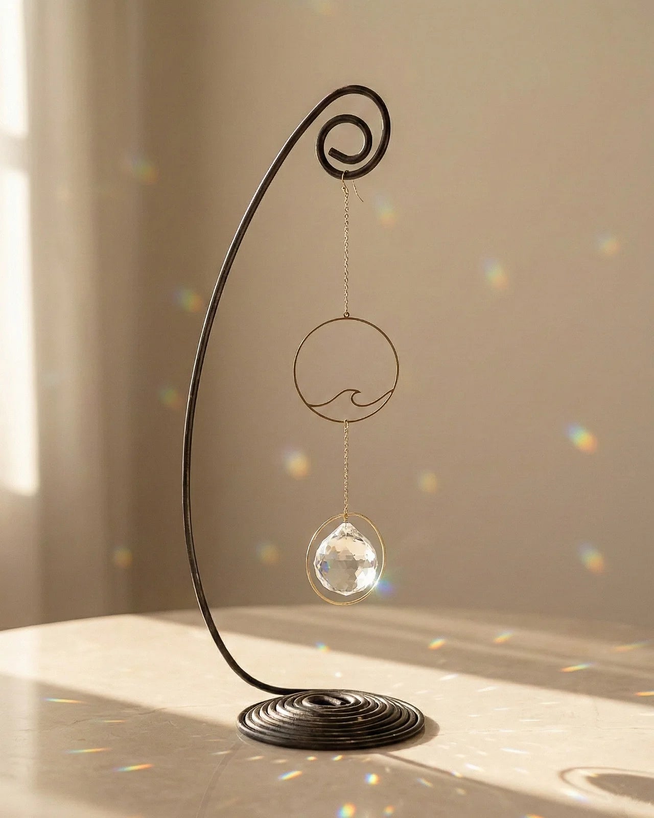 Heliophilia - Acchiappasole feng shui artigianale che crea arcobaleni di luce | Versione da tavolo con supporto in fil di ferro - suncather con cristallo e simbolo in ottone a forma di onda