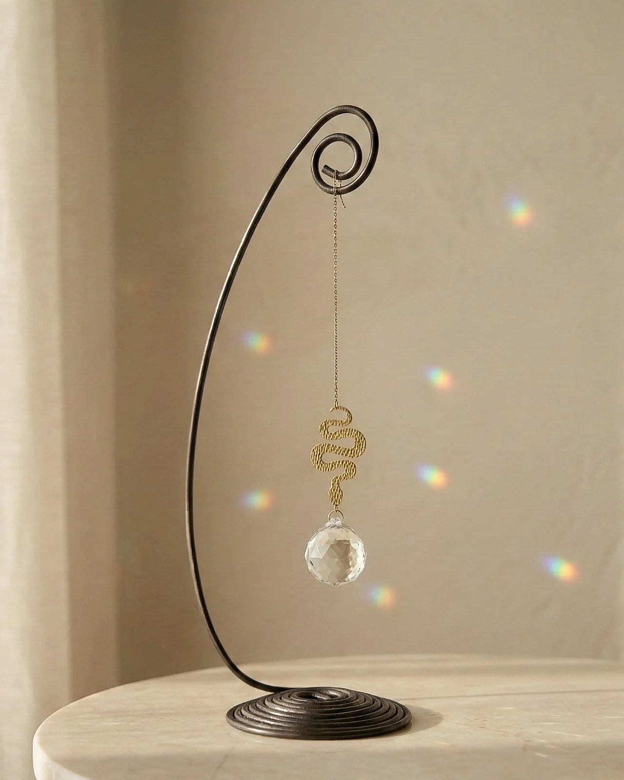 Heliophilia - Acchiappasole feng shui artigianale che crea arcobaleni di luce | Versione da tavolo con supporto in fil di ferro - suncather con cristallo e simbolo in ottone a forma di serpente