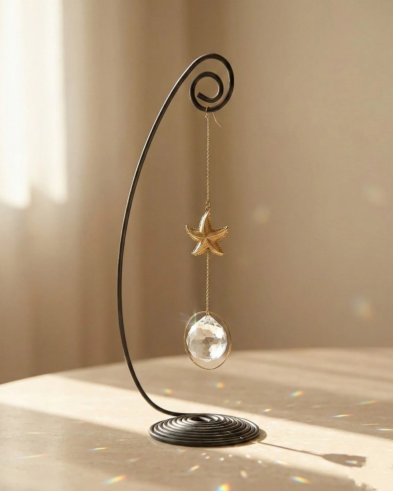 Heliophilia - Acchiappasole feng shui artigianale che crea arcobaleni di luce | Versione da tavolo con supporto in fil di ferro - suncather con cristallo e simbolo in ottone a forma di stella marina