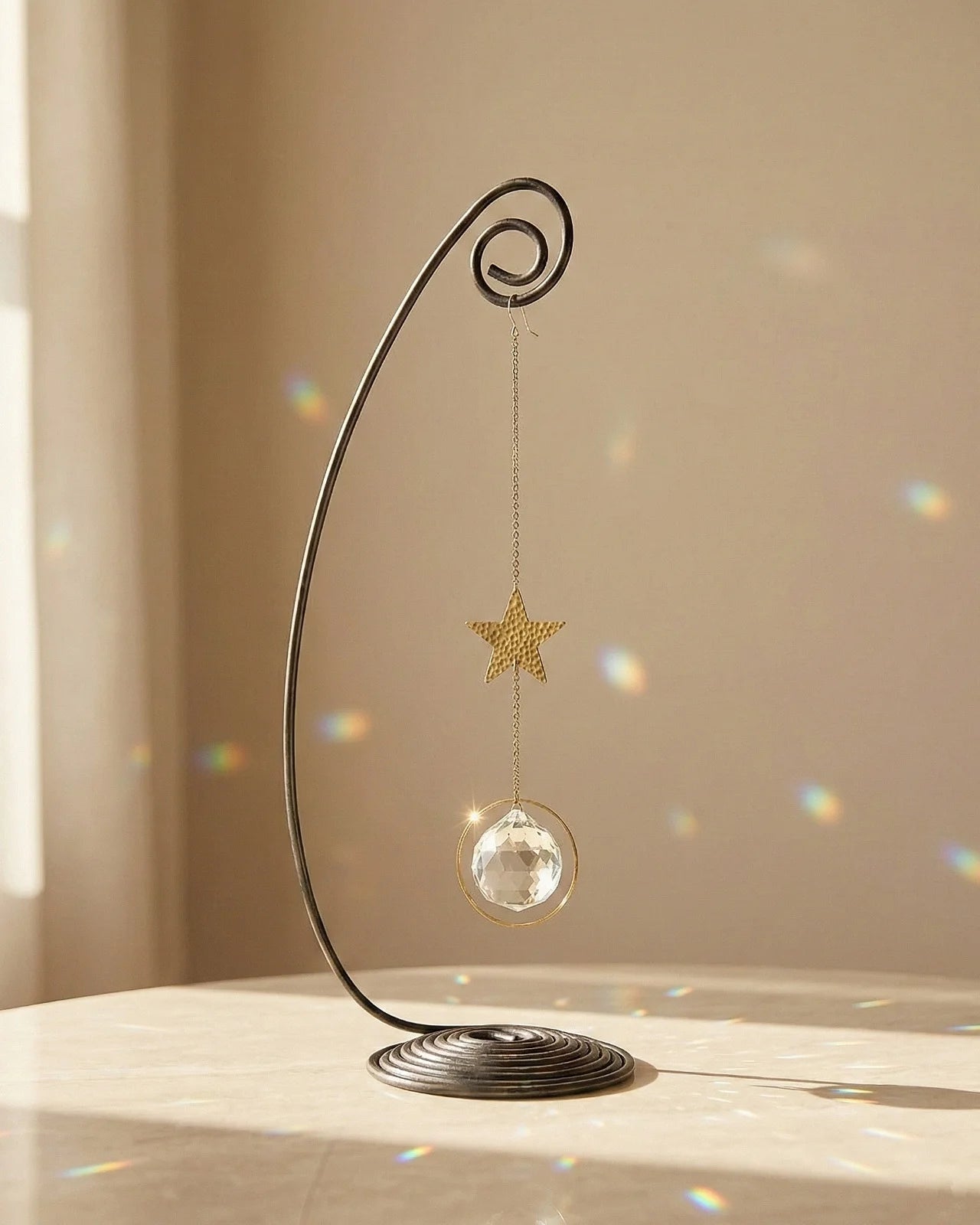 Heliophilia - Acchiappasole feng shui artigianale che crea arcobaleni di luce | Versione da tavolo con supporto in fil di ferro - suncather con cristallo e simbolo in ottone a forma di stella